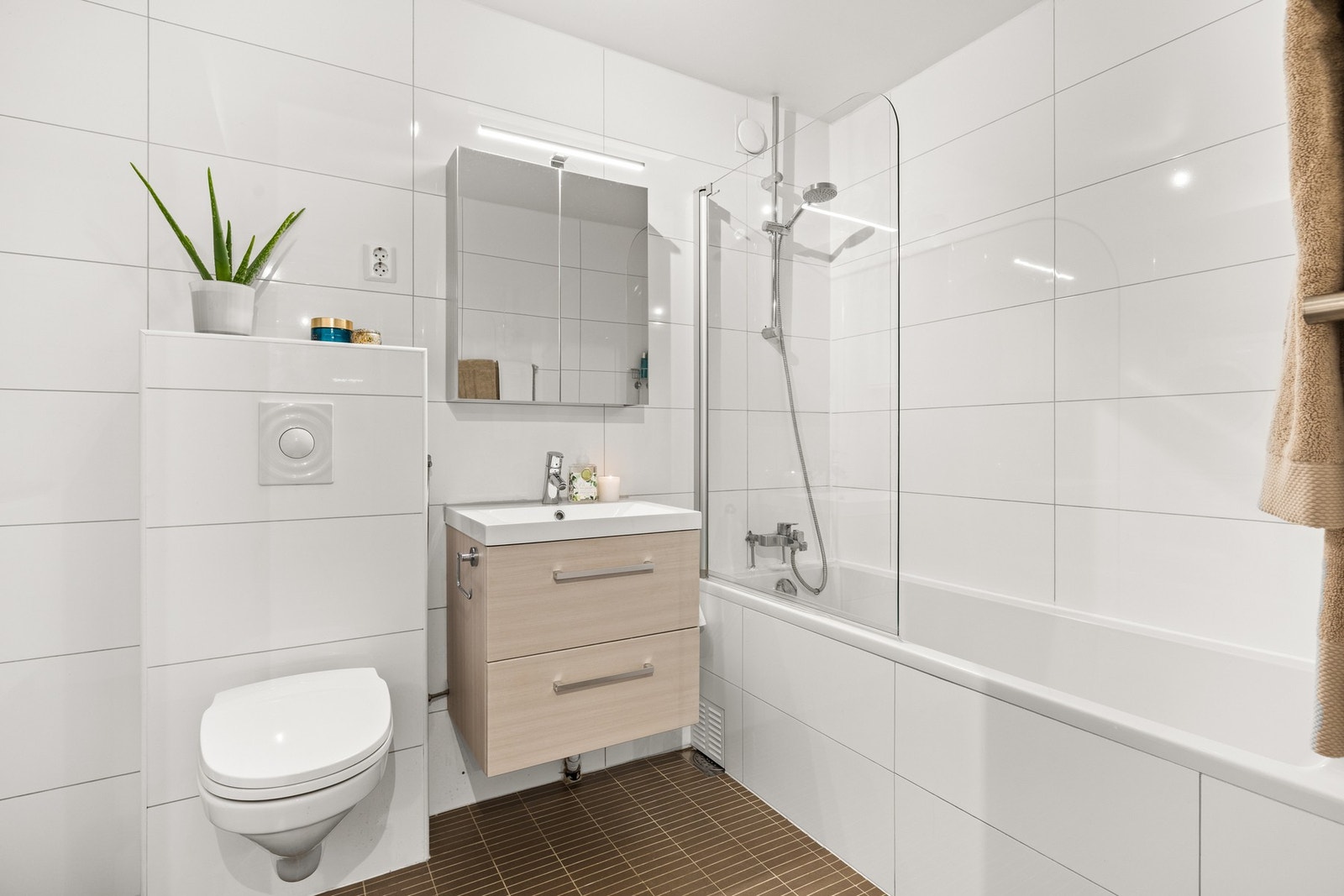 Flislagte baderom med gulvvarme. Badet ble pusset opp i regi av tidligere eier og borettslaget i 2008. Galleribilde