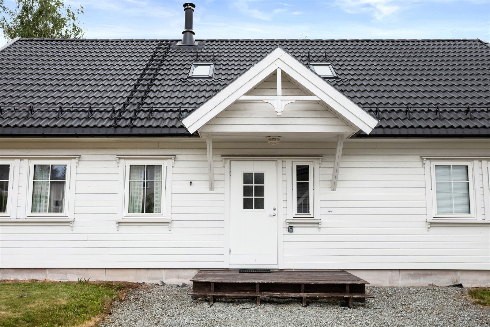 Inngangspartiet er praktisk utformet med trapp i trekonstruksjon og takoverbygg. Galleribilde