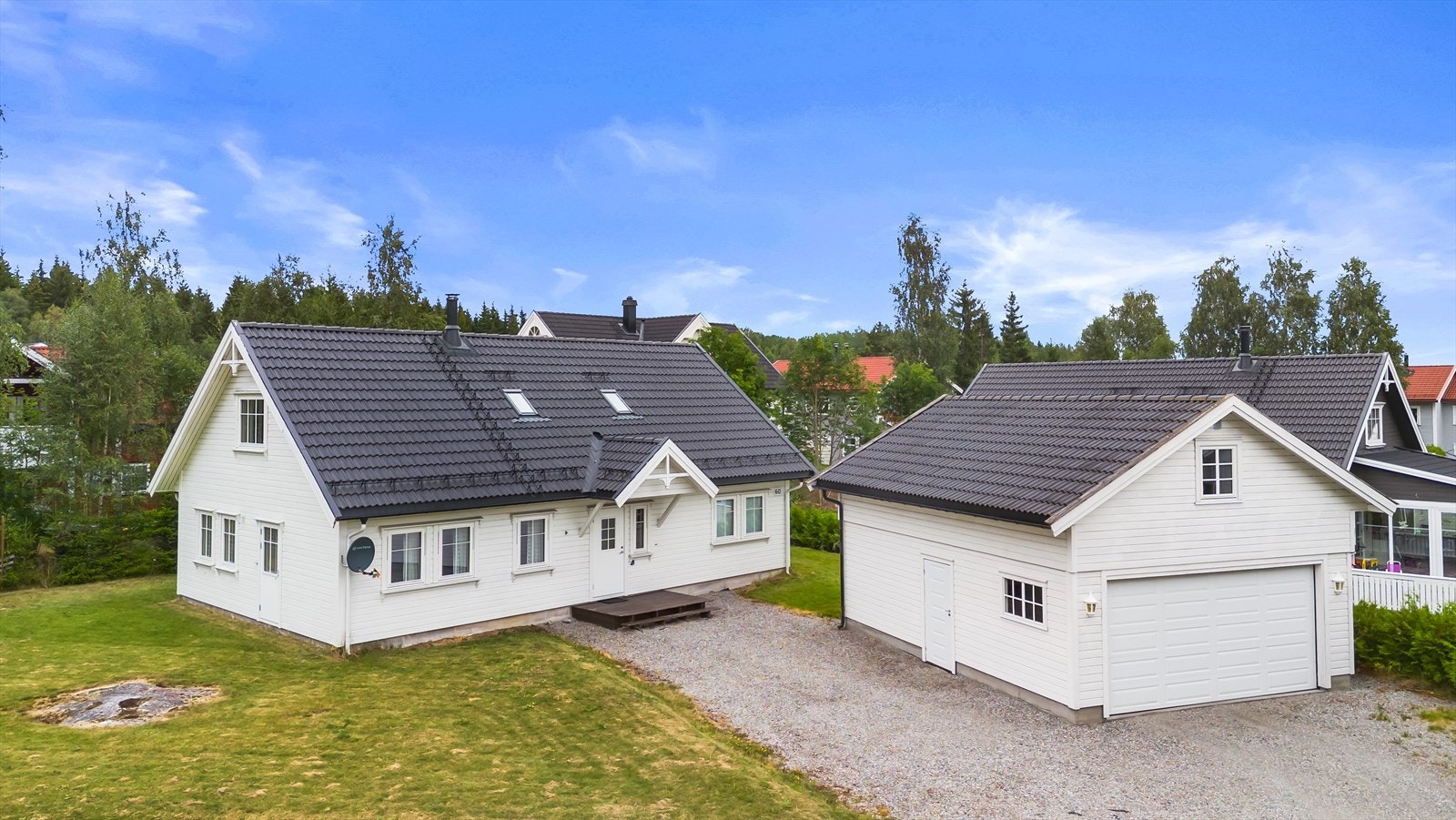 Klassisk enebolig fra 2012 med betongtakstein og velholdt trekledning. Galleribilde
