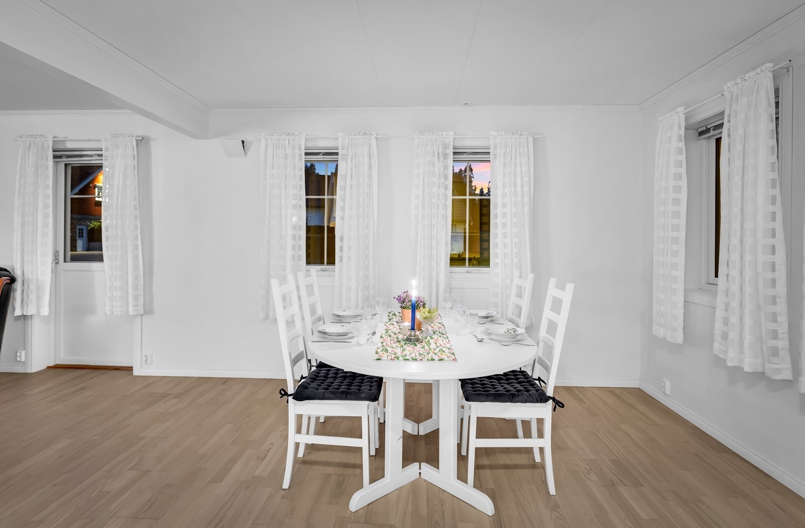 Spisestuen er perfekt plassert for hyggelige måltider og sosiale sammenkomster. Galleribilde