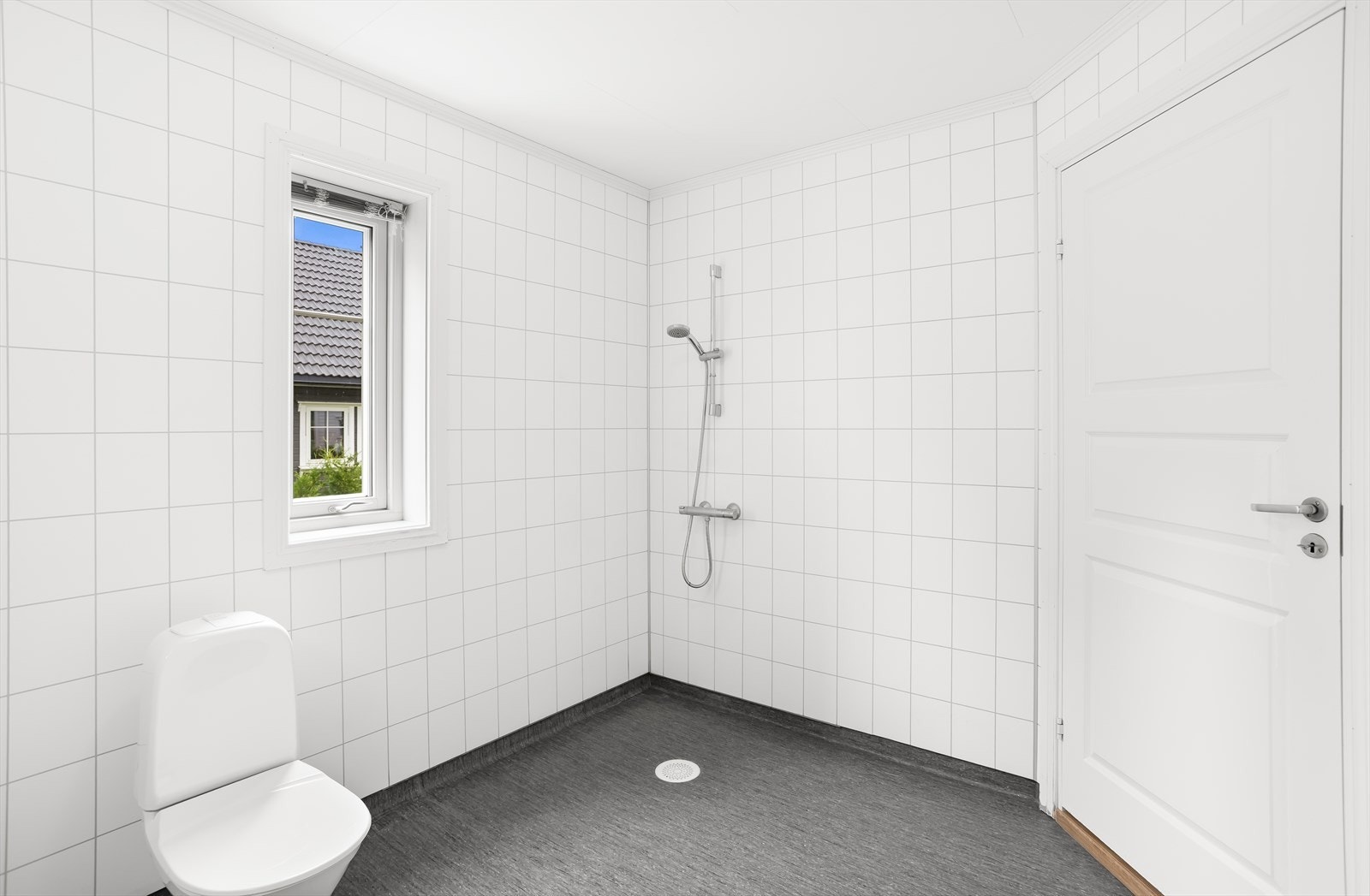 Dusjsonen er praktisk plassert og gir god plass for komfortabel bruk. Galleribilde