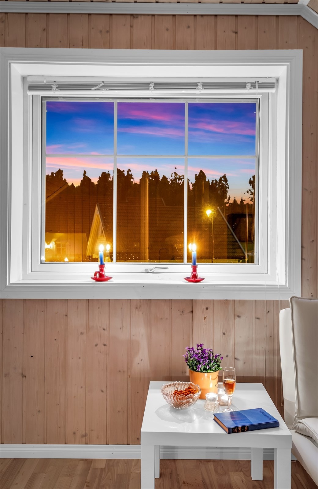 Detaljer fra loftstuen fremhever boligens harmoniske materialvalg og gode planløsning. Galleribilde