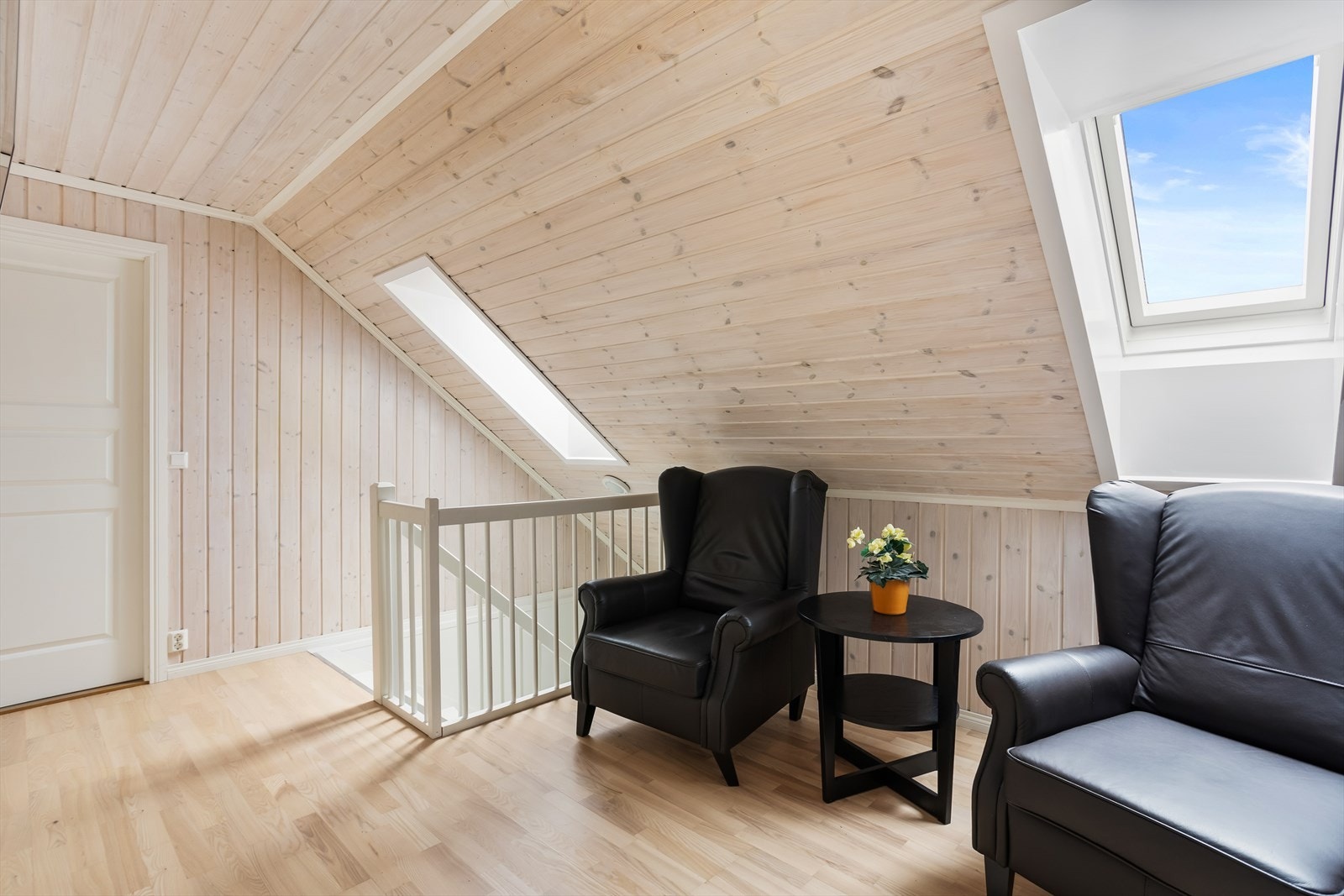 Lys og anvendelig loftstue med panelte vegger og naturlig lysinnslipp. Galleribilde