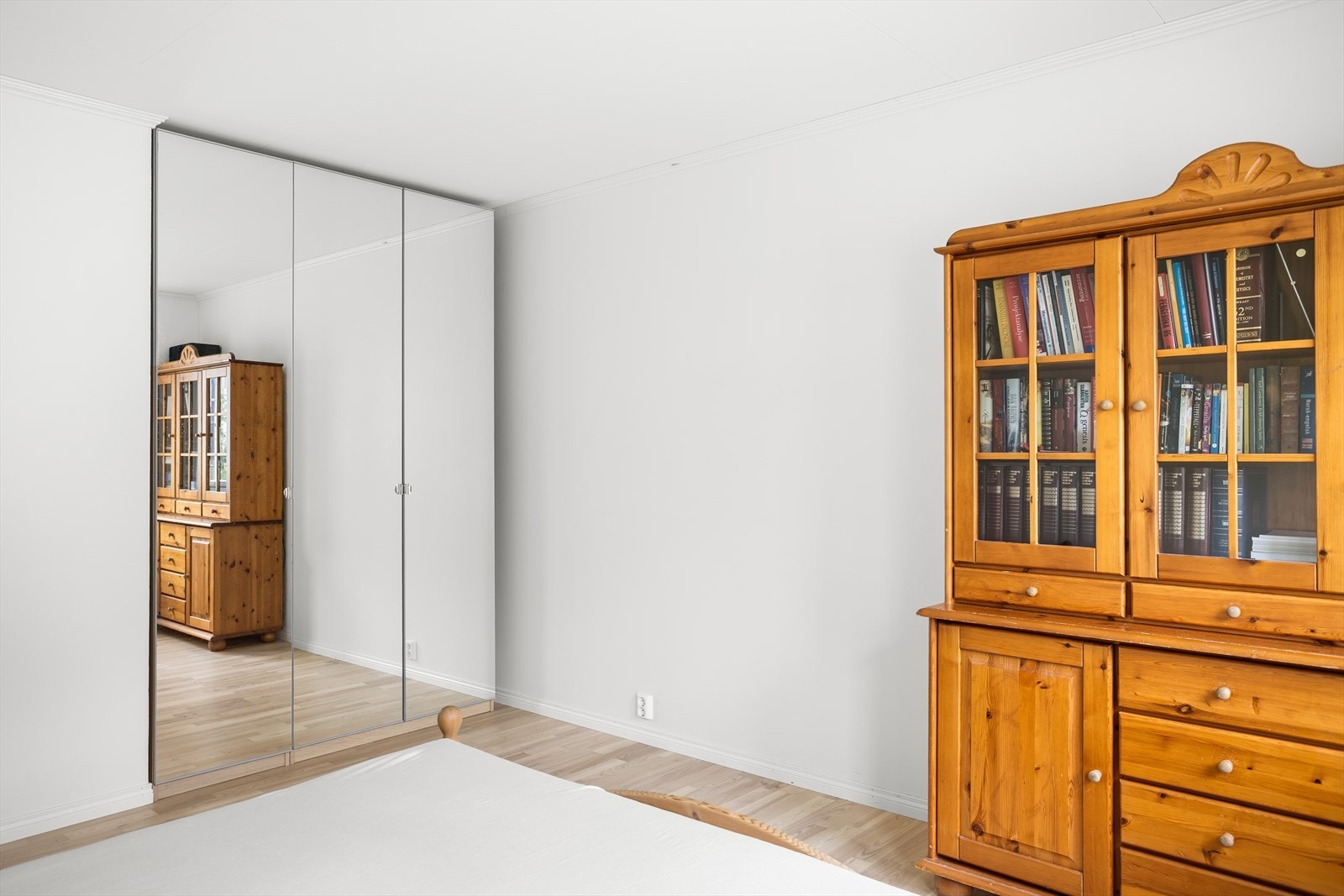 Soverommet har speilskyvedørsgarderobe som gir rikelig oppbevaringsplass. Galleribilde