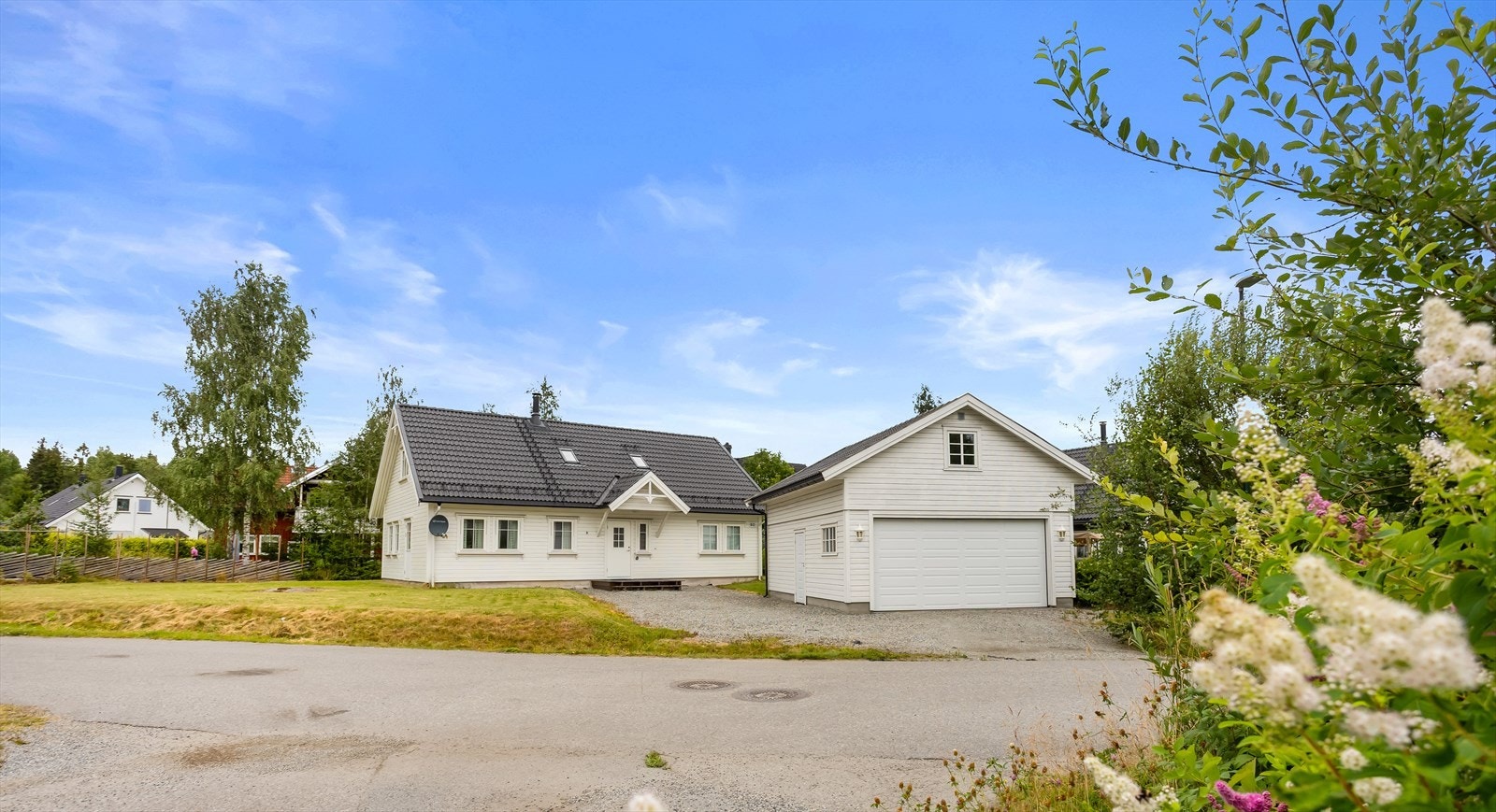 Enebolig fra 2012 med tilhørende garasje på 40m², beliggende i et rolig boligområde. Galleribilde