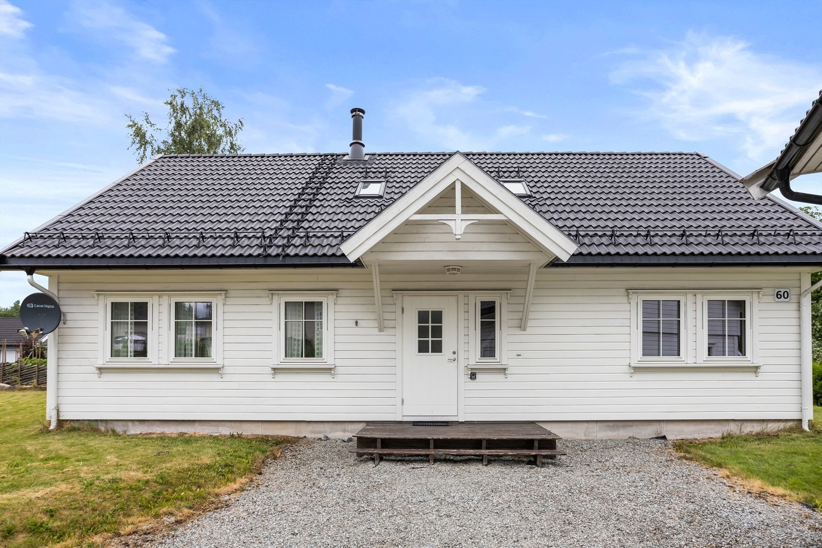 Hovedinngangen har gode oppbevaringsmuligheter for yttertøy og sko. Galleribilde
