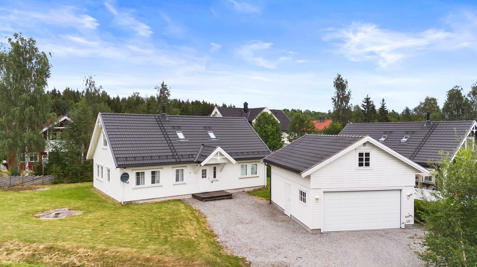 Stor og solrik tomt med frittstående garasje på 40m² og romslig gårdsplass. Galleribilde