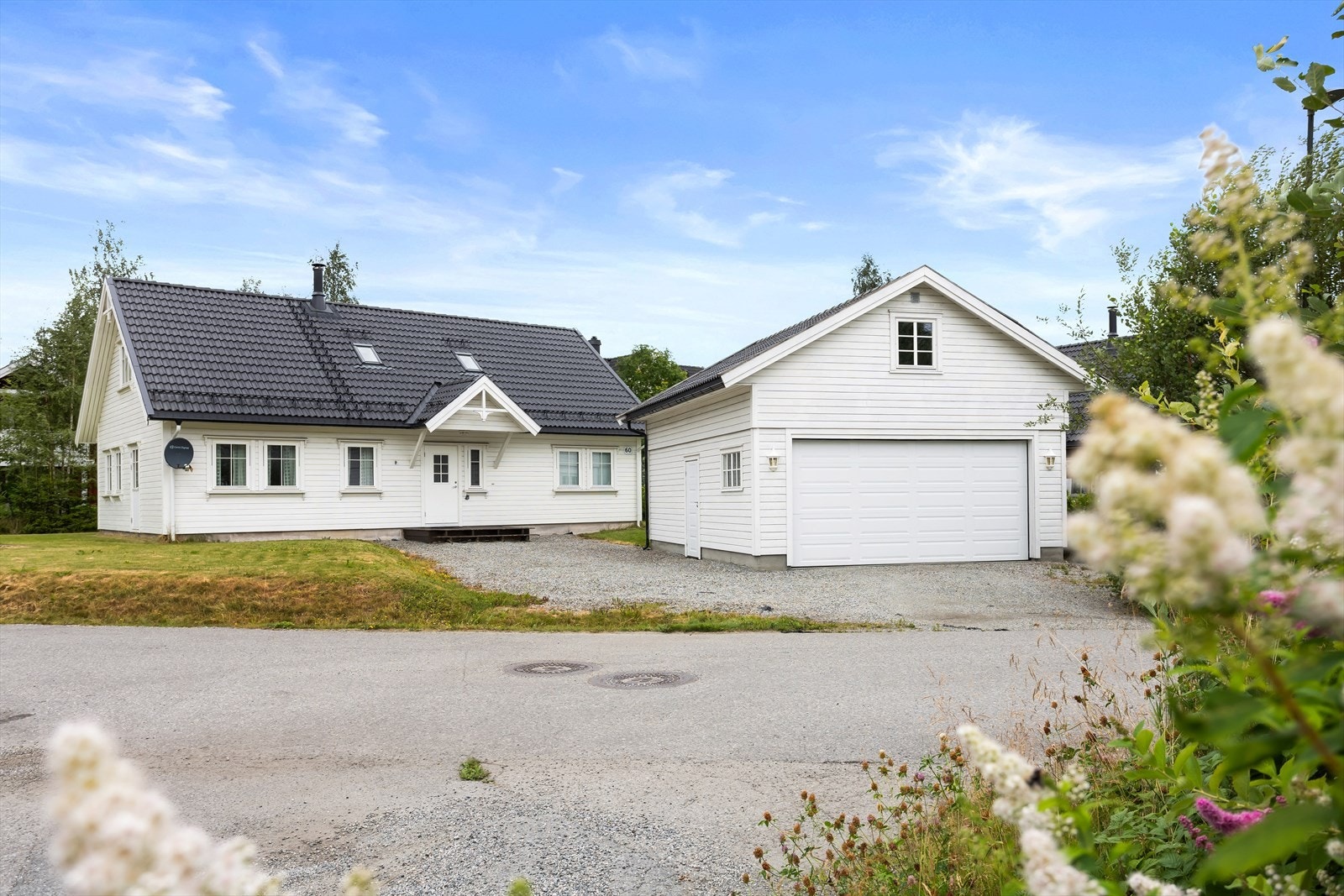 Velstelt forhage gir et frodig og trivelig uttrykk til eiendommen. Galleribilde