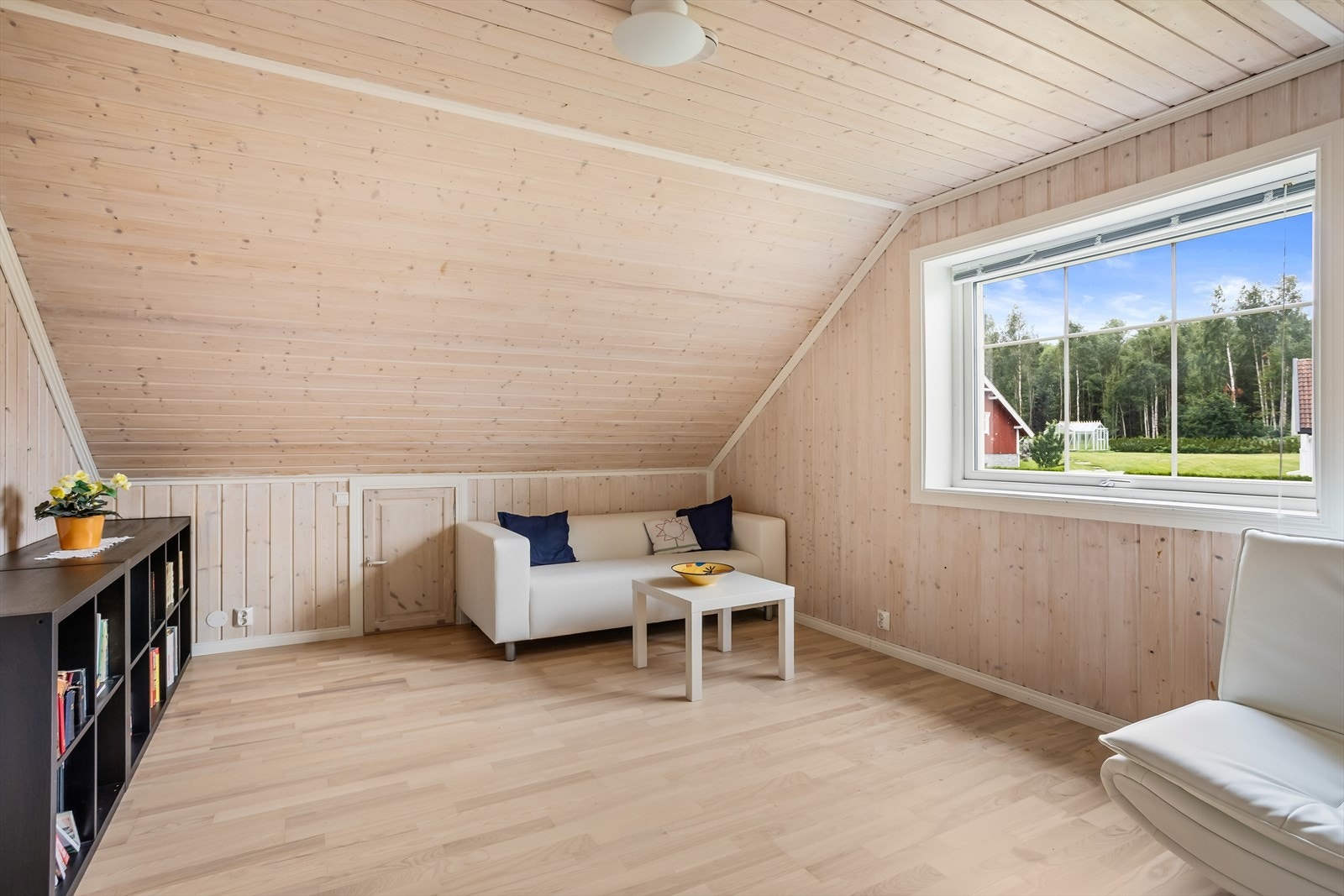Romslig soverom på loftet, ideelt som hovedsoverom eller gjesterom. Galleribilde