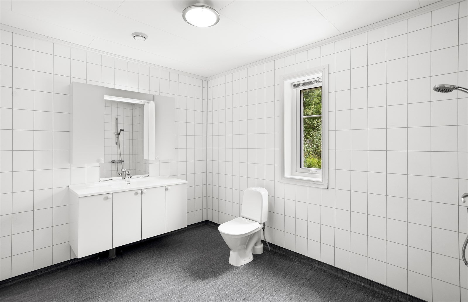 Badet i 1. etasje har vinylbelegg med varmekabler og våtromsplater på veggene. Galleribilde
