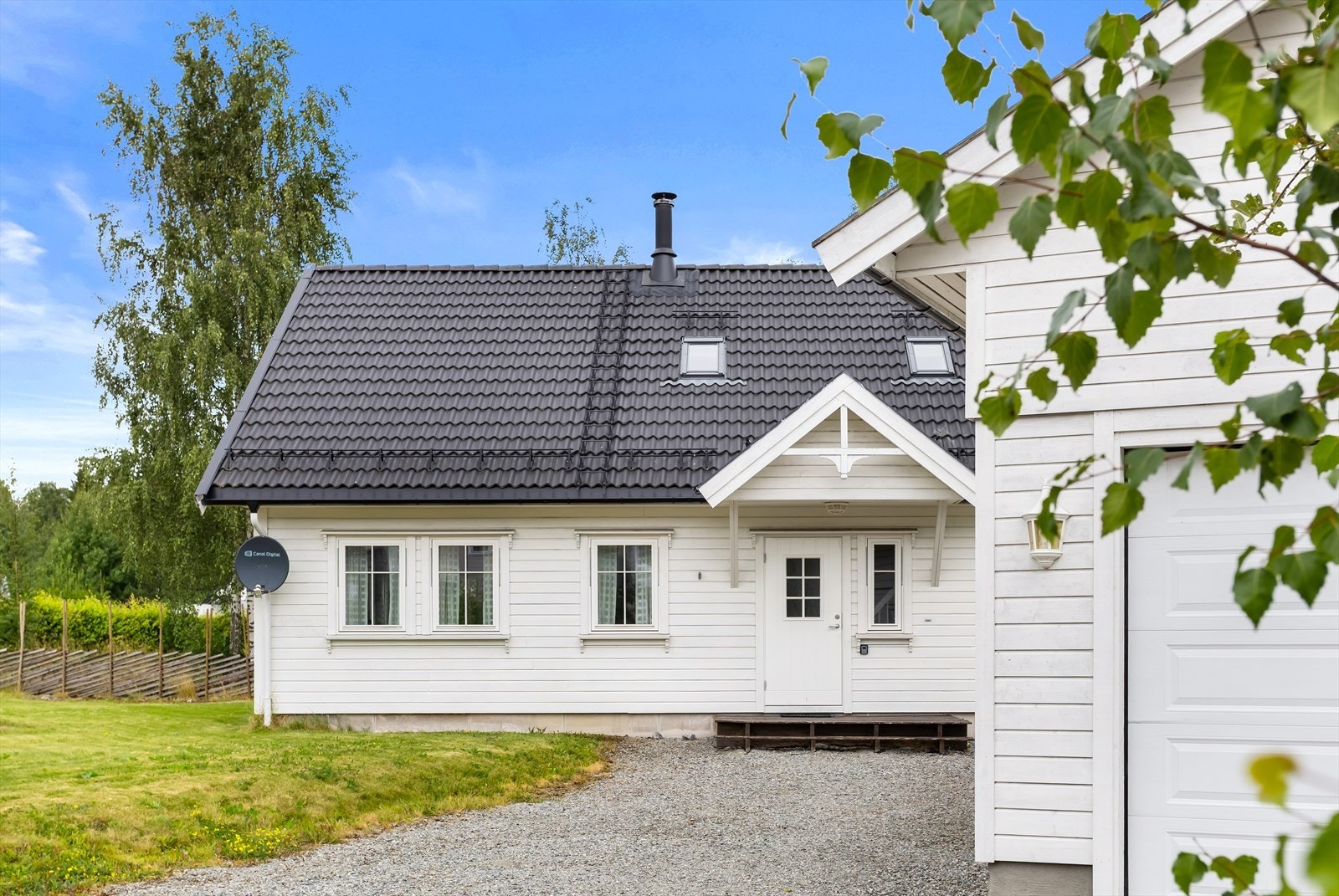 Overbygget inngangsparti på 5,5m² ønsker deg velkommen hjem. Galleribilde