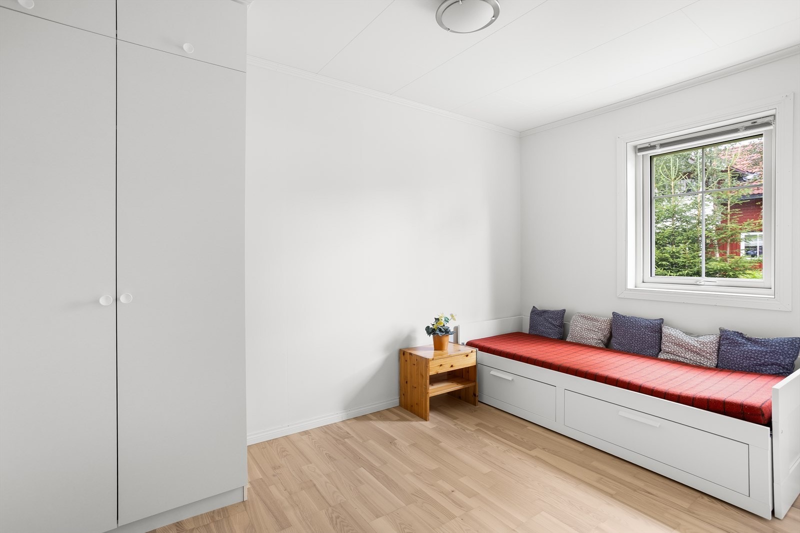 Soverom med plass til både seng og garderobe, ideelt som barnerom eller kontor. Galleribilde
