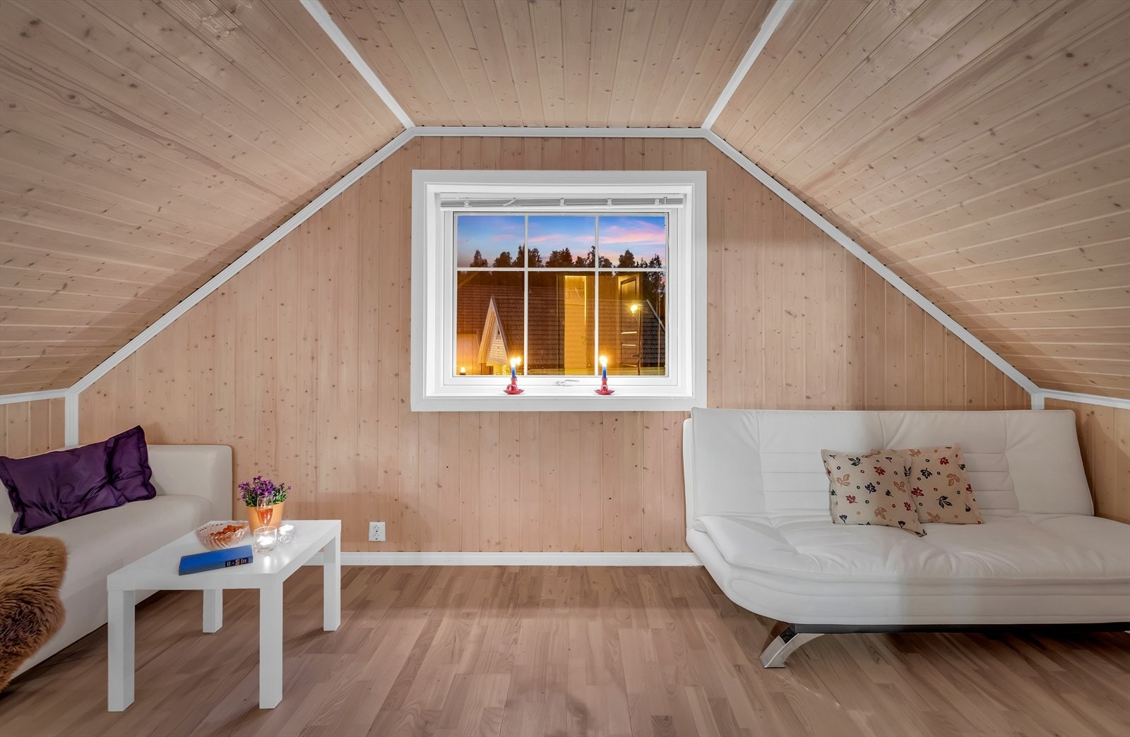 Lys og anvendelig rom med skråtak - perfekt som lekerom eller hjemmekontor. Galleribilde