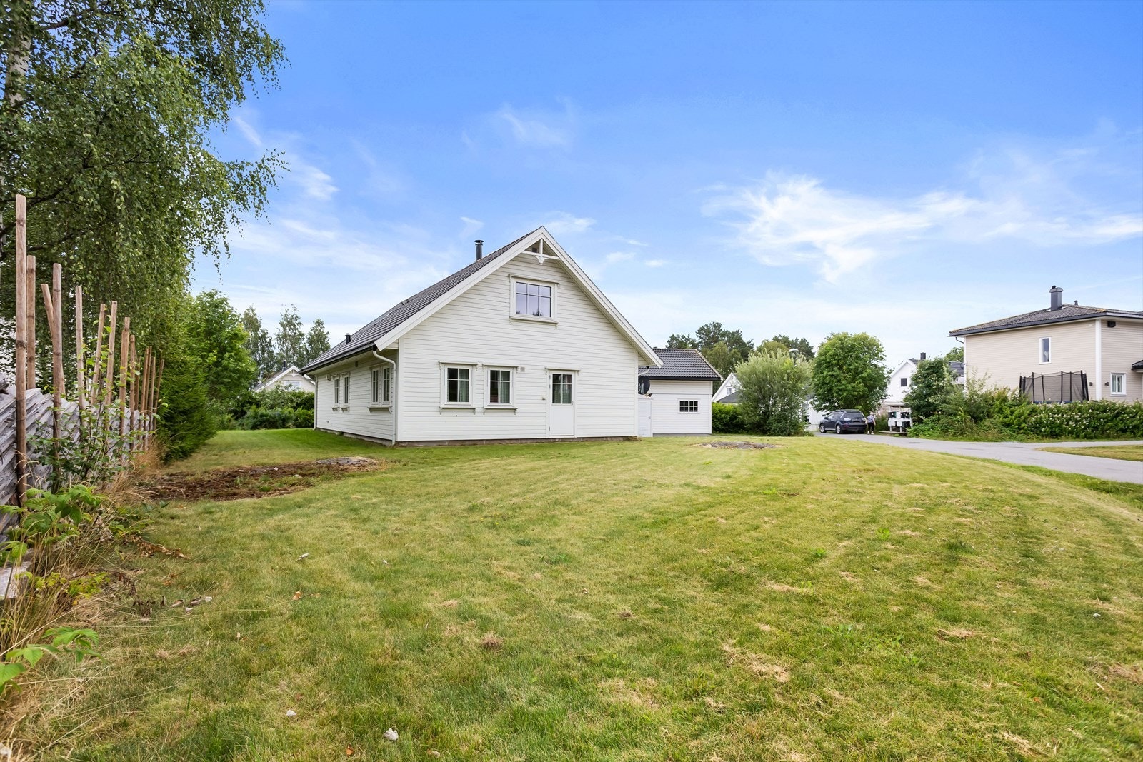 Romslig hage gir gode muligheter for uteaktiviteter og hageprosjekter. Galleribilde
