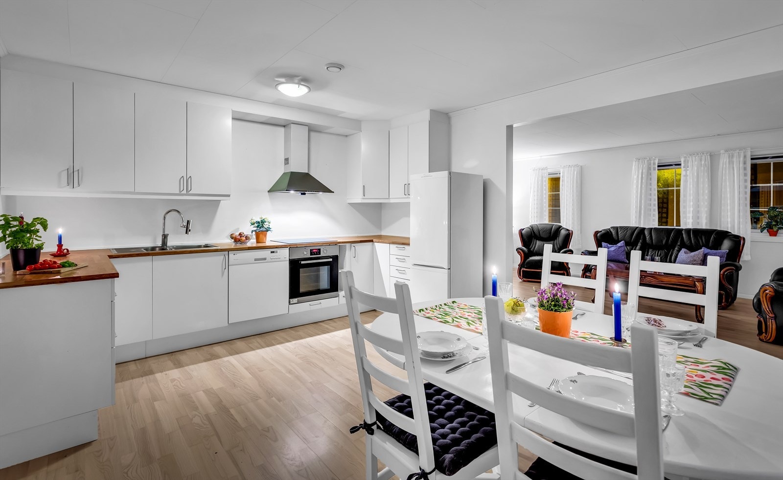 Kjøkkenet har plass til integrert stekeovn og platetopp, samt frittstående hvitevarer. Galleribilde