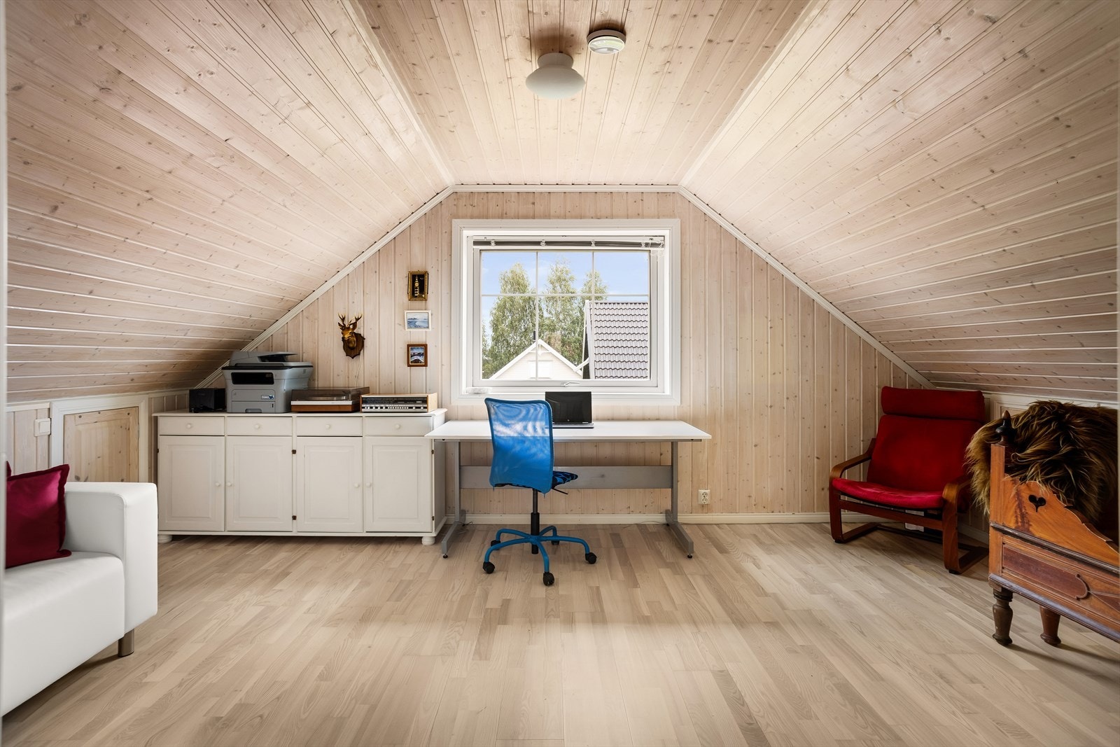 Multifunksjonelt rom med plass til både kontor, sofa og ekstra lagring. Galleribilde