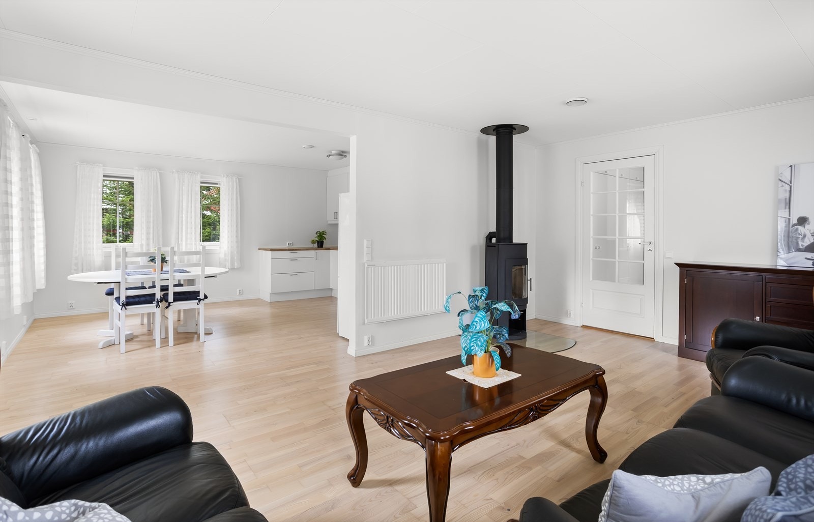 Stuen har god plass til både sofagruppe og spisebord for familiens behov. Galleribilde