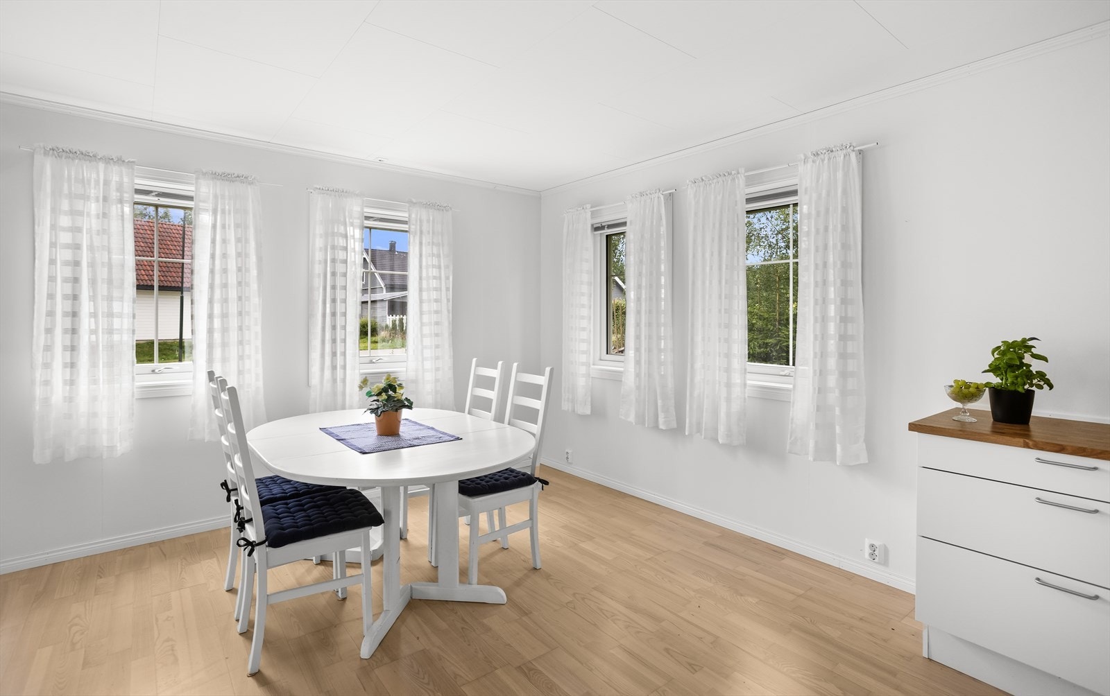 Lyst og innbydende spiseområde med plass for både hverdag og selskap. Galleribilde