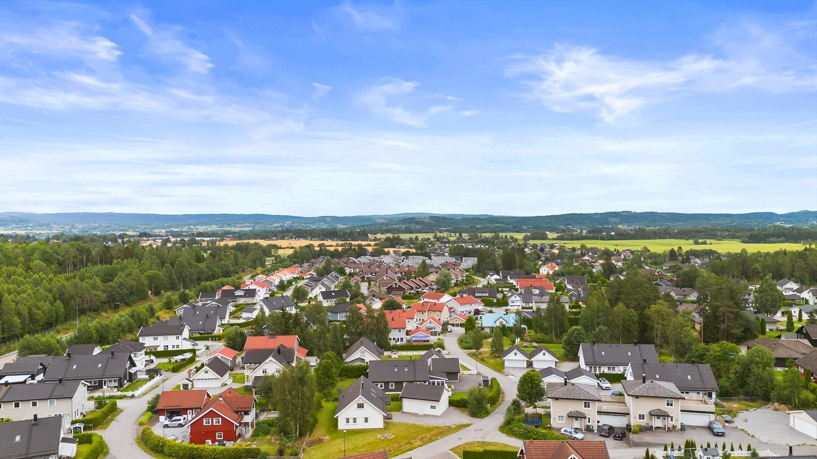 Beliggende i et rolig og veletablert boligområde omgitt av grønne omgivelser. Galleribilde