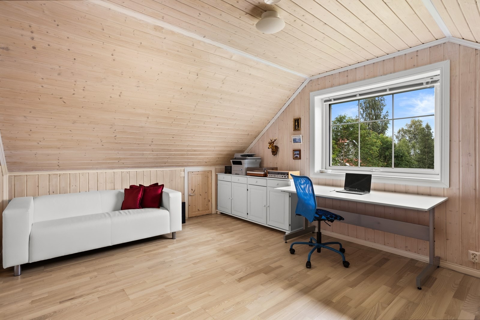 Loftsetasjen gir fleksible innredningsmuligheter for både arbeid og avslapning. Galleribilde