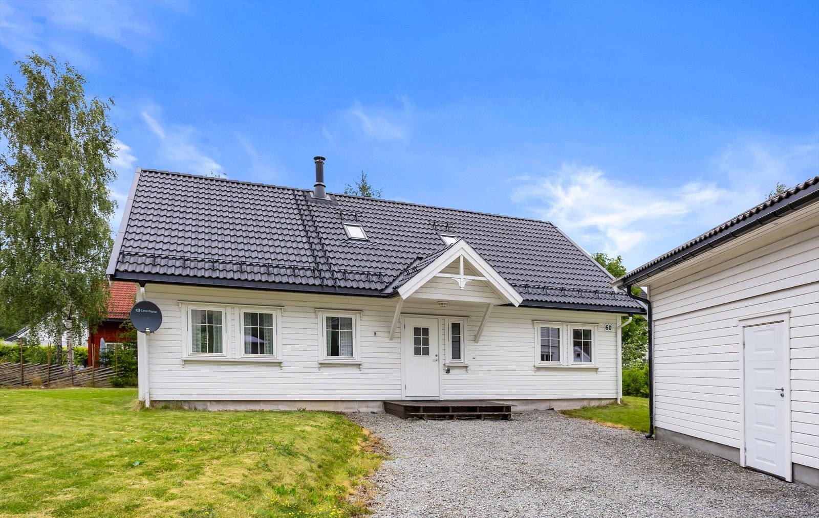 Fasaden gir et stilrent og klassisk uttrykk med saltak og betongtakstein. Galleribilde