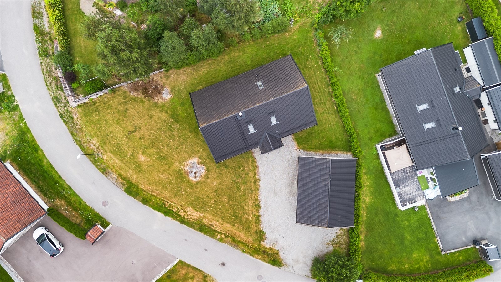 Eiendommen har generøse utearealer som gir gode muligheter for lek og hageprosjekter. Galleribilde