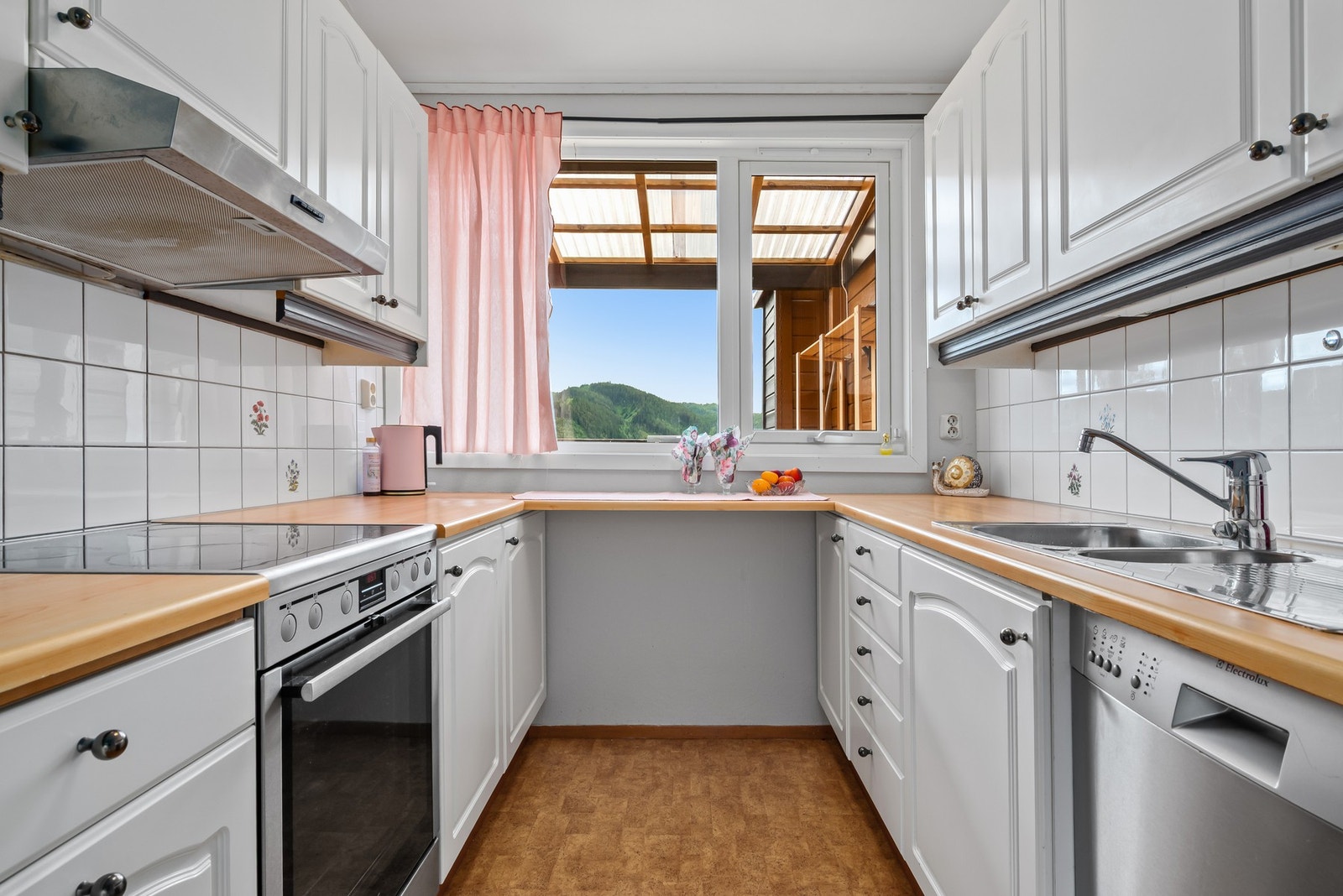 Her er det godt med skap -og benkeplass. Galleribilde