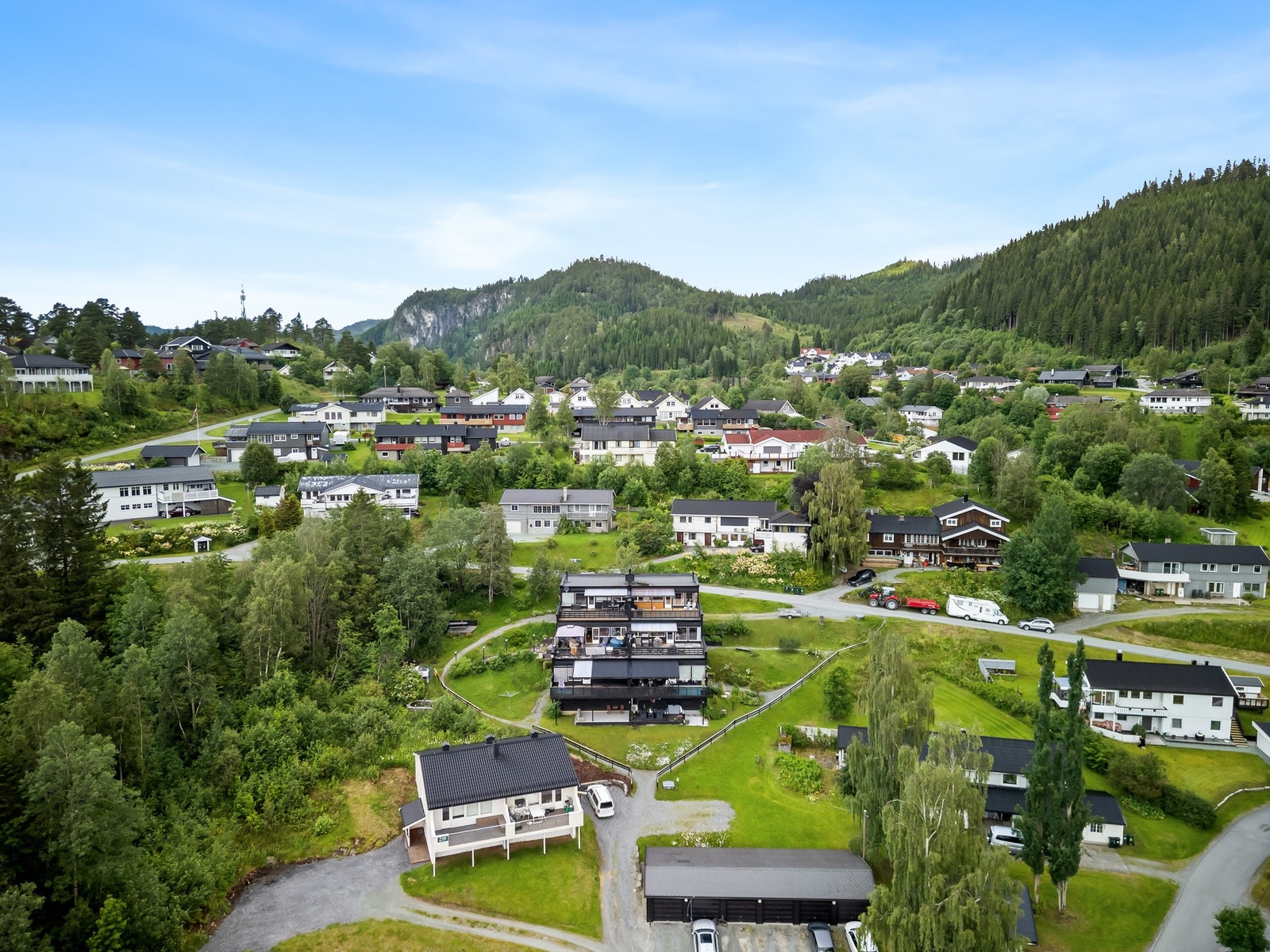 Leiligheten har parkering i garasje. Galleribilde