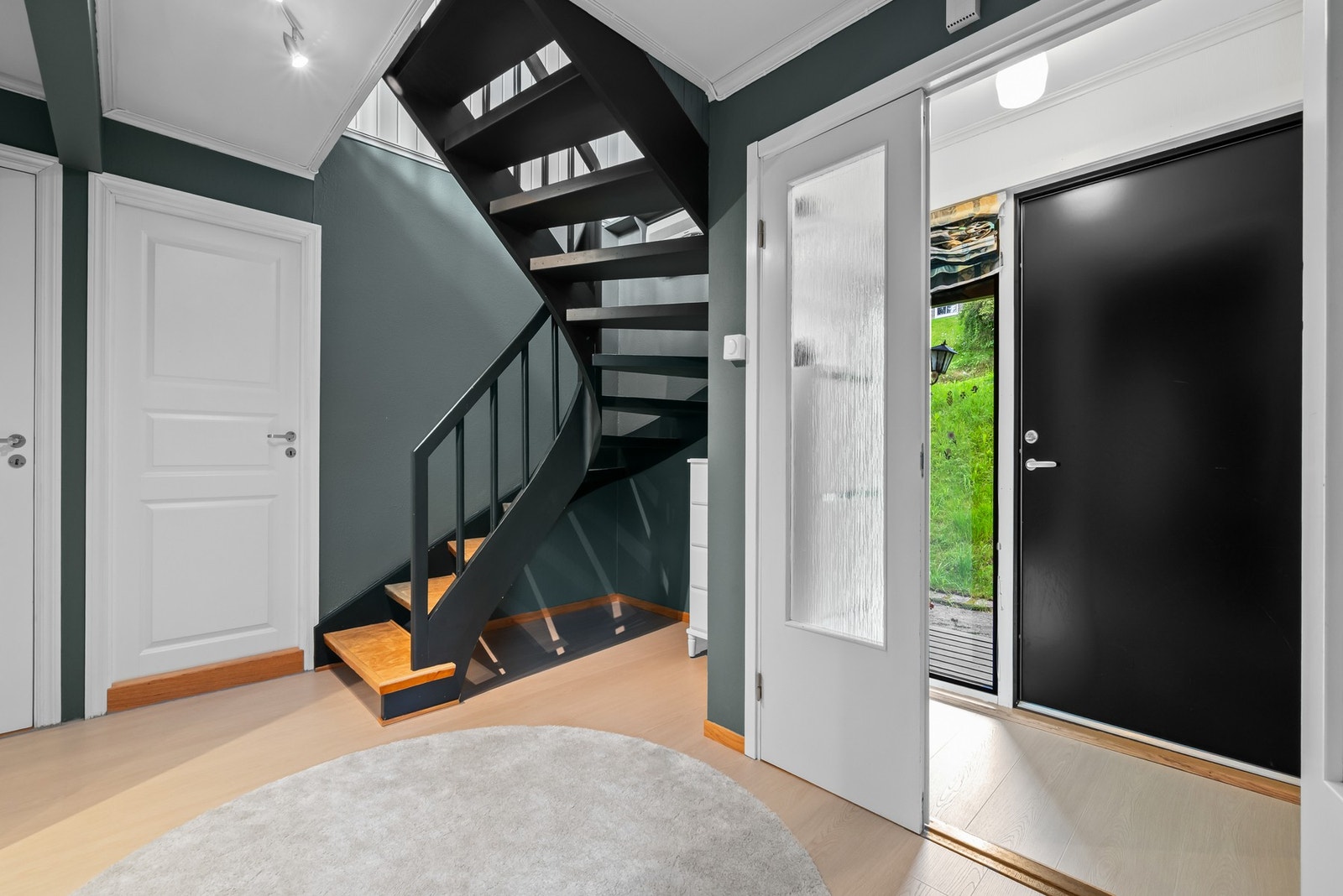 Boligen har godt med bod lagring både inne og ute. Galleribilde