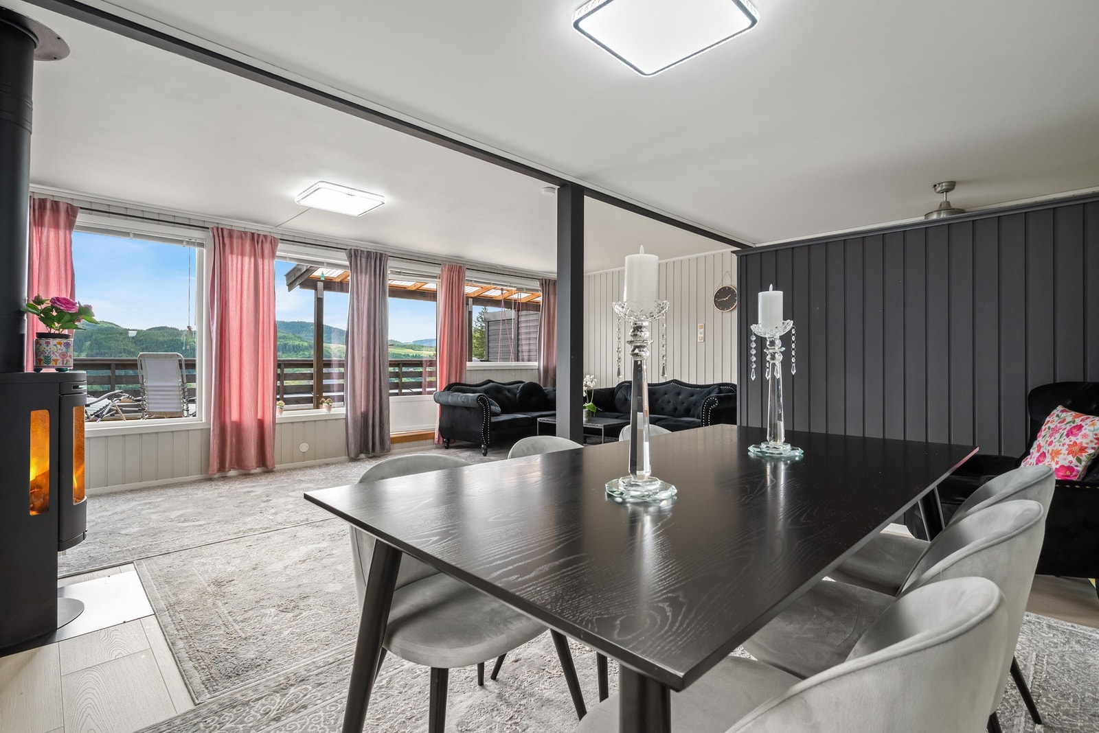 Fra stuen er det utgang til stor sørvestvendt terrasse. Galleribilde