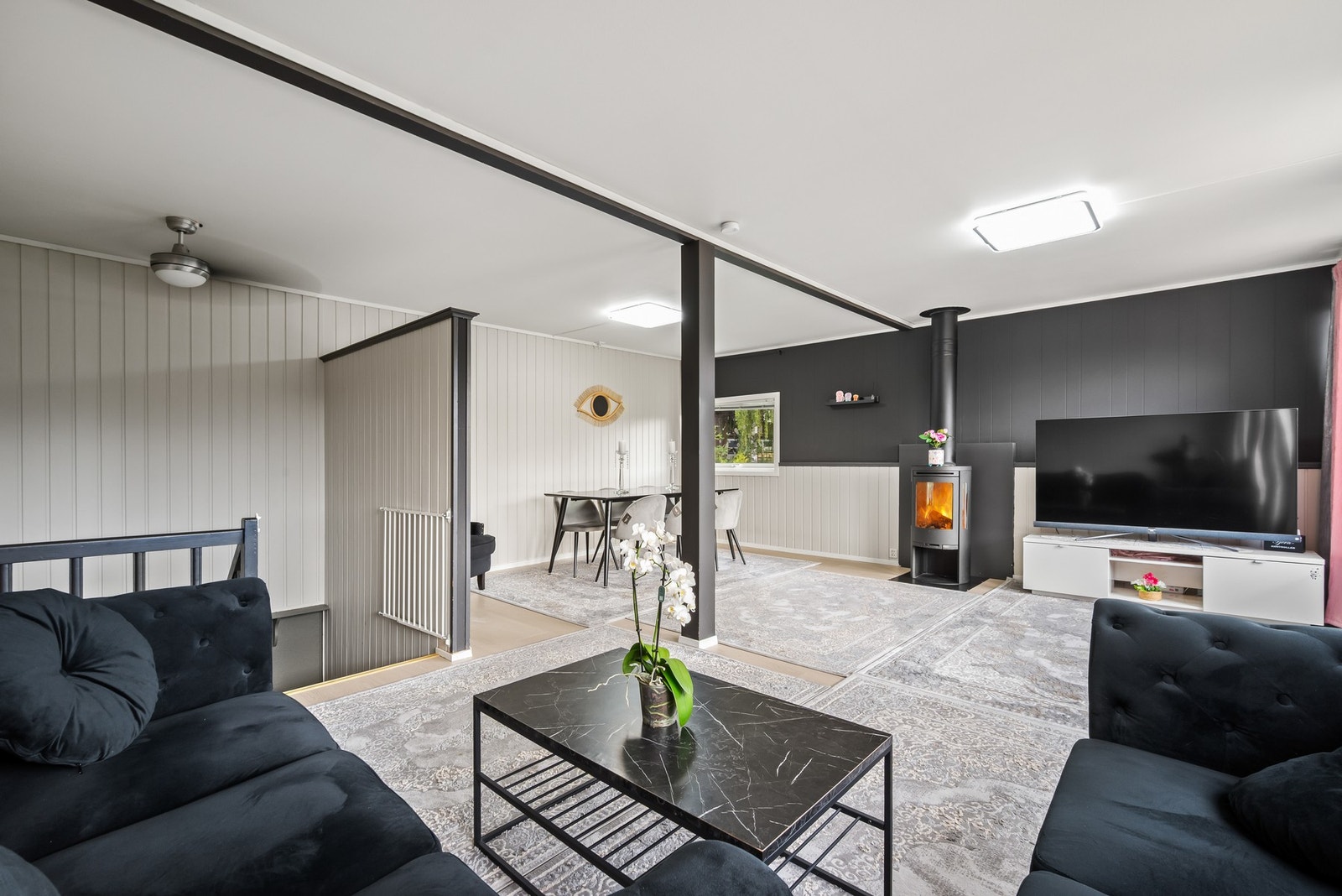 Stuen gir rom for flere møbleringsmuligheter. Galleribilde