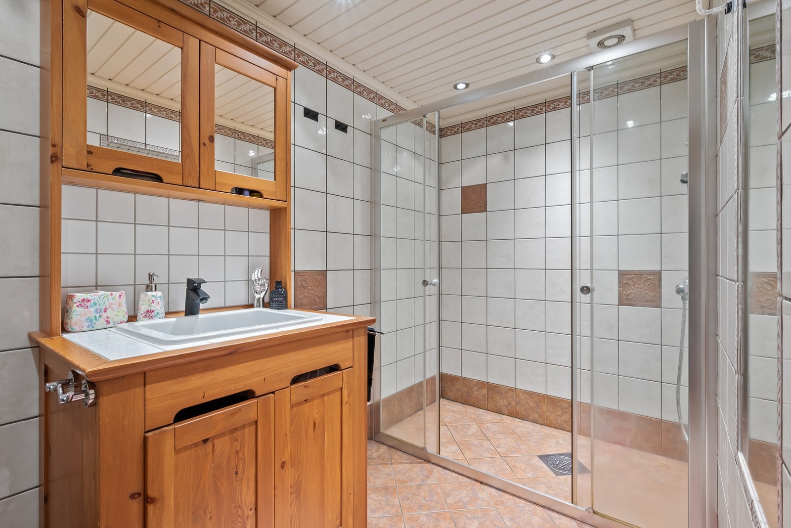 Flislagt bad med varme i gulv. Galleribilde