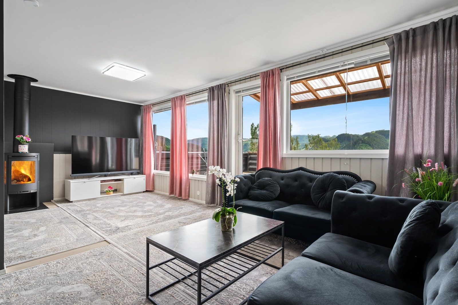 I 2. etasjen er det en romslig stue med store vindusflater. Galleribilde