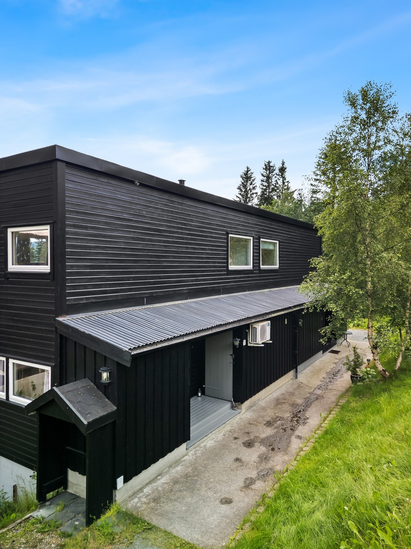 Entré med utvendig bod på begge sider. Galleribilde