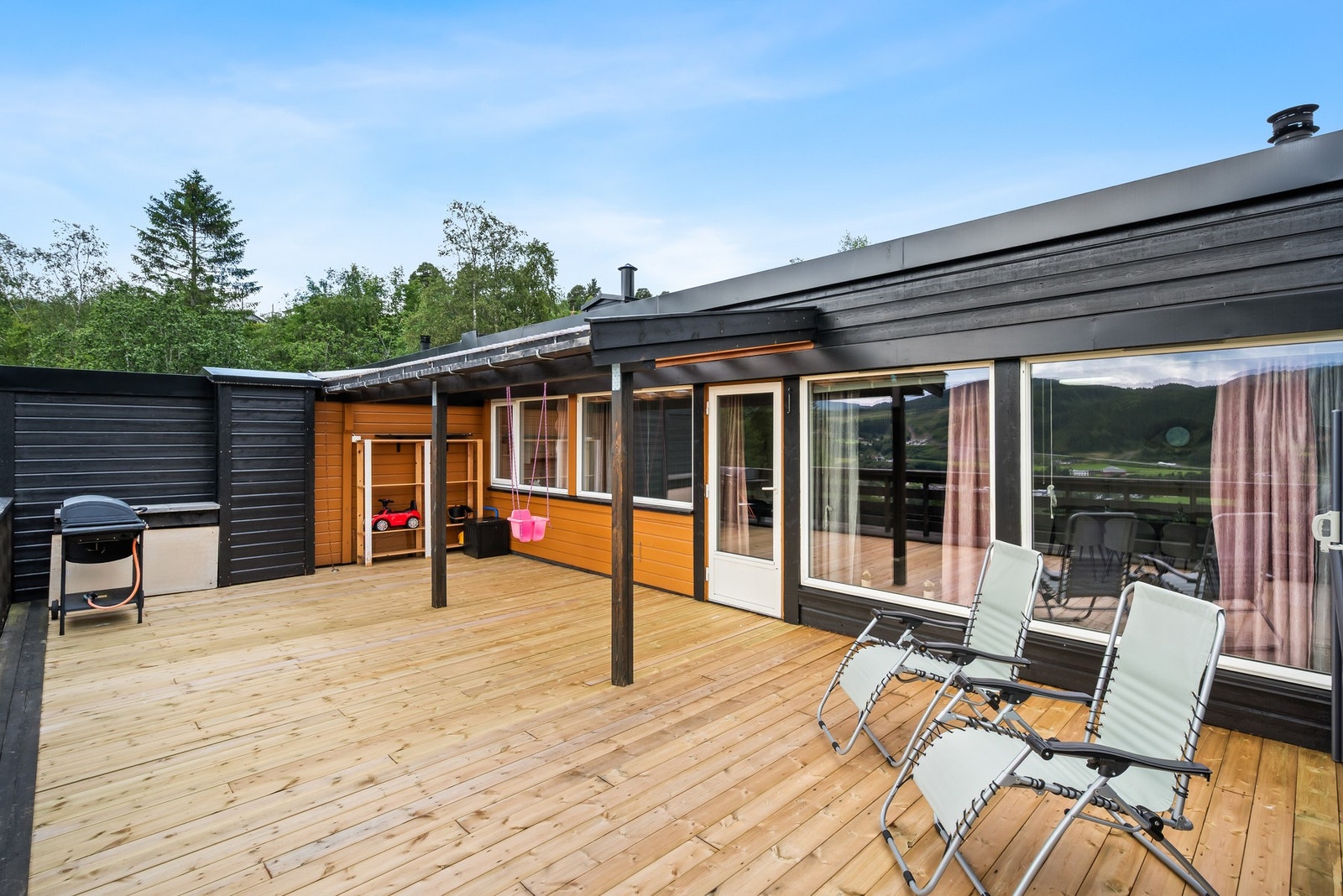 Terrassen har delvis overbygg og er på 38m². Galleribilde