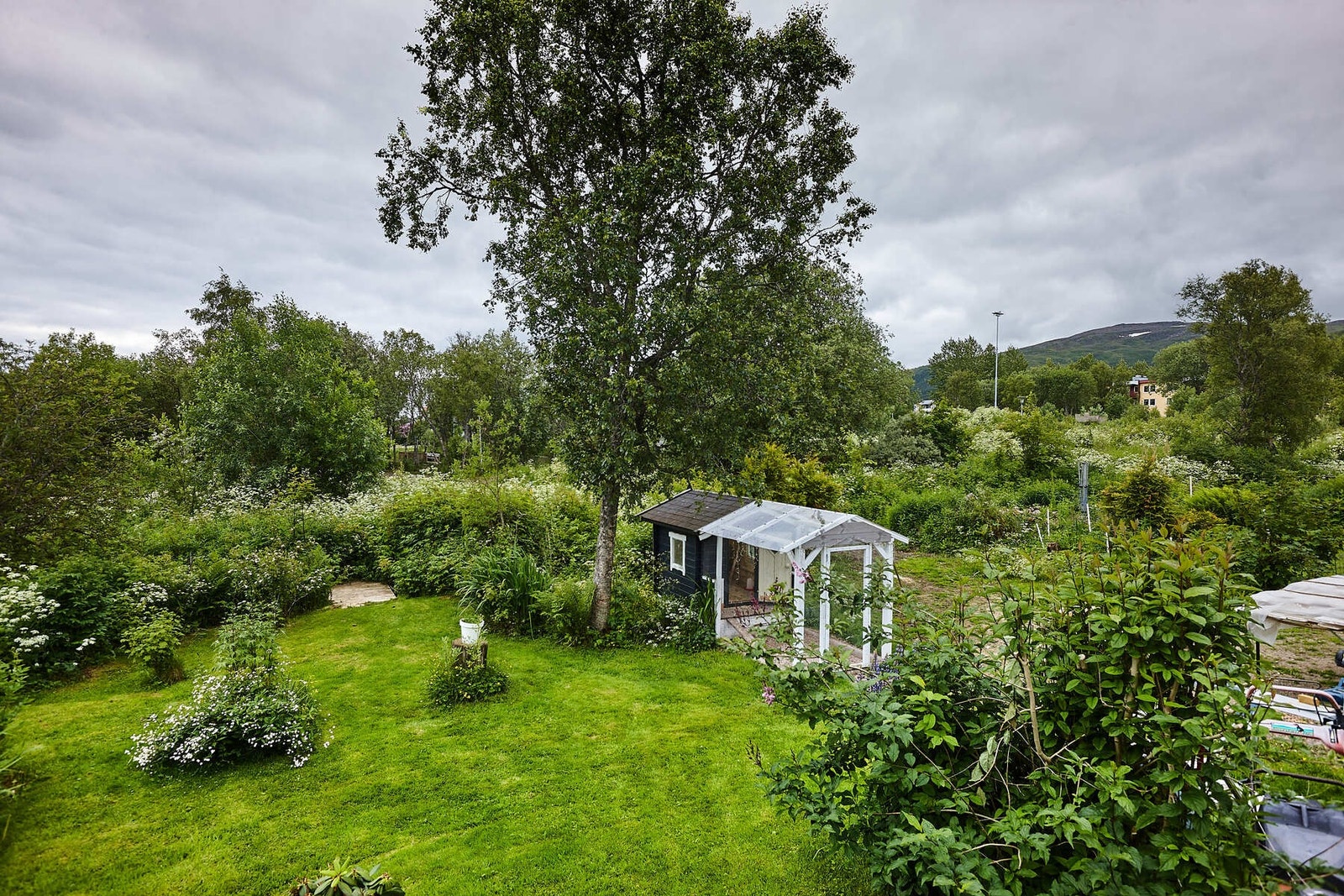 Fra hagen går det en snarvei til Bjørklundparken Galleribilde