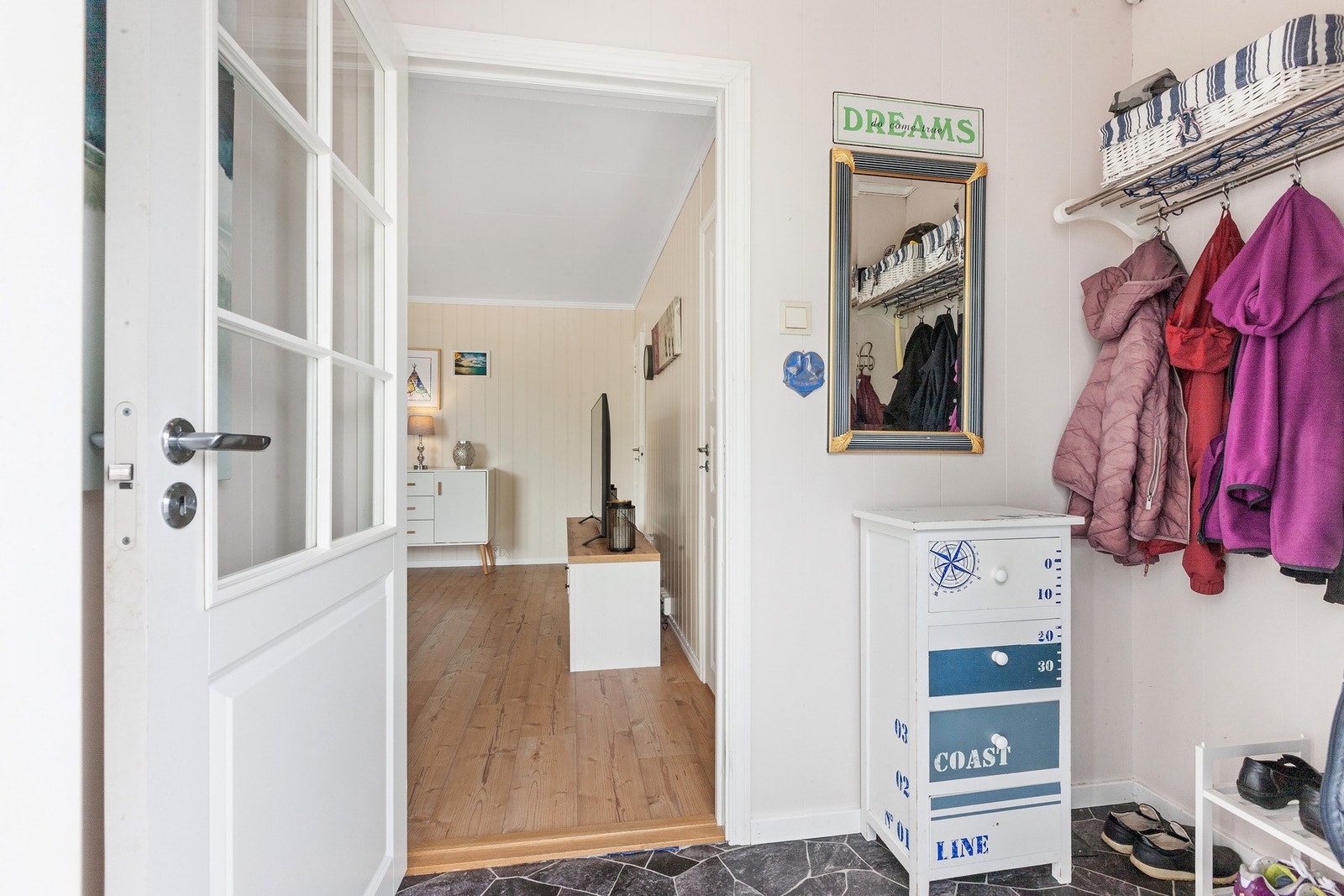 Boligen består av tre innholdsrike plan Galleribilde