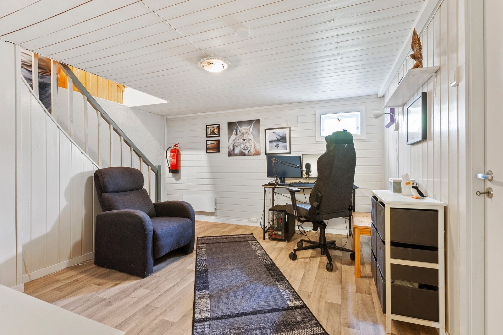 Boligens underetasje har i senere tid blitt oppgradert med oppholdsrom, vaskerom og toalettrom Galleribilde