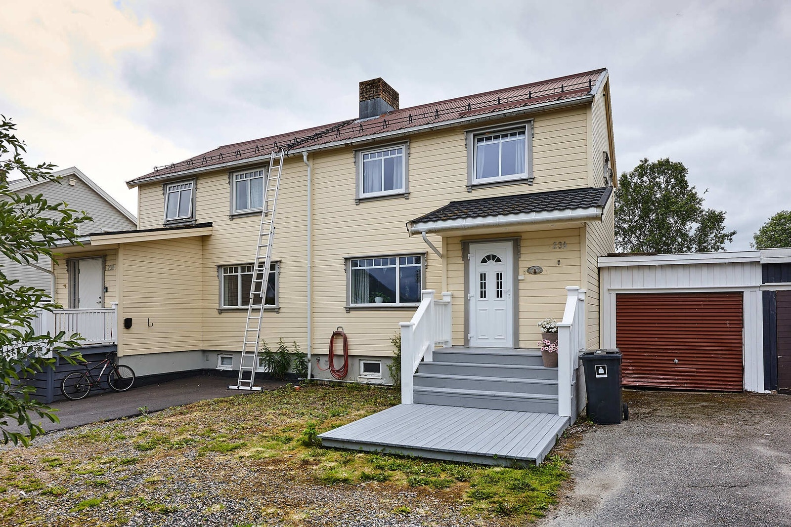 Trivelig inngangsparti med tilknytning til garasje Galleribilde