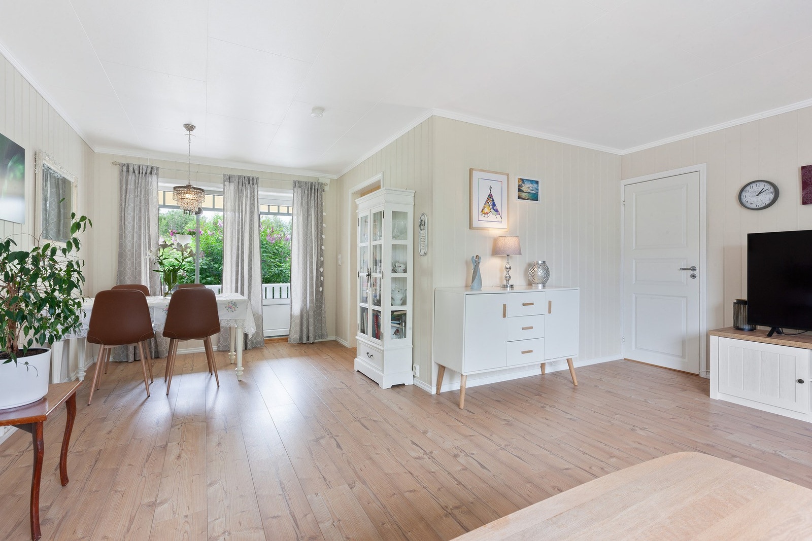 Fra stuen har man direkte utgang til veranda Galleribilde