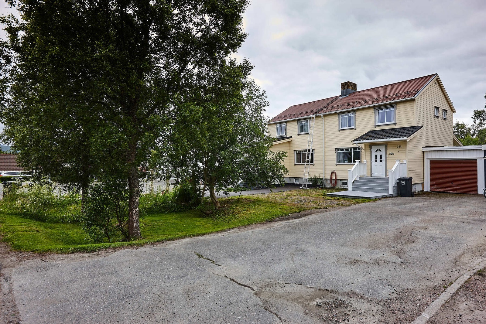 Boligen ligger fint til i en rolig og veletablert gate Galleribilde