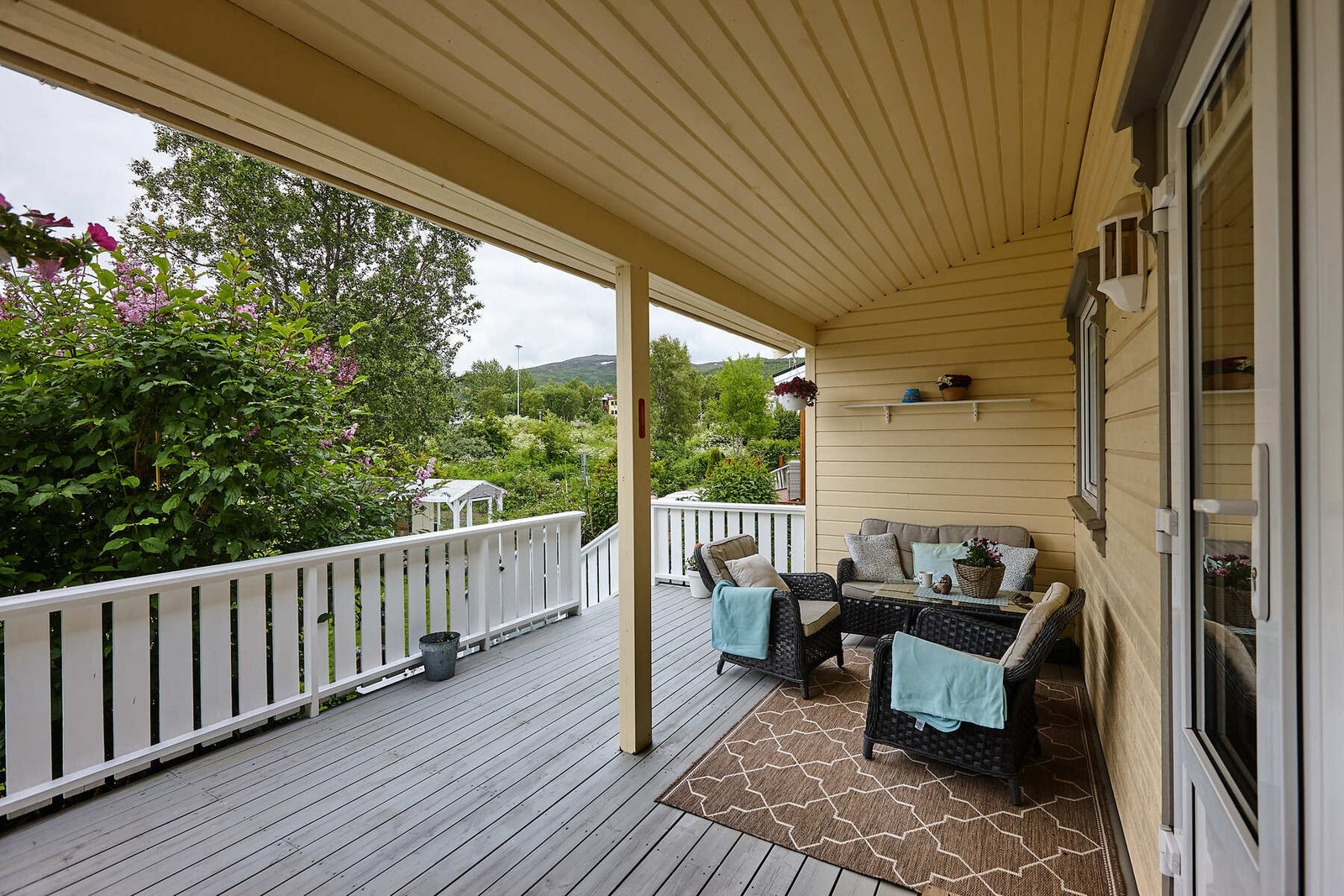 Her har man en koselig overbygd veranda med tilgang til plen Galleribilde