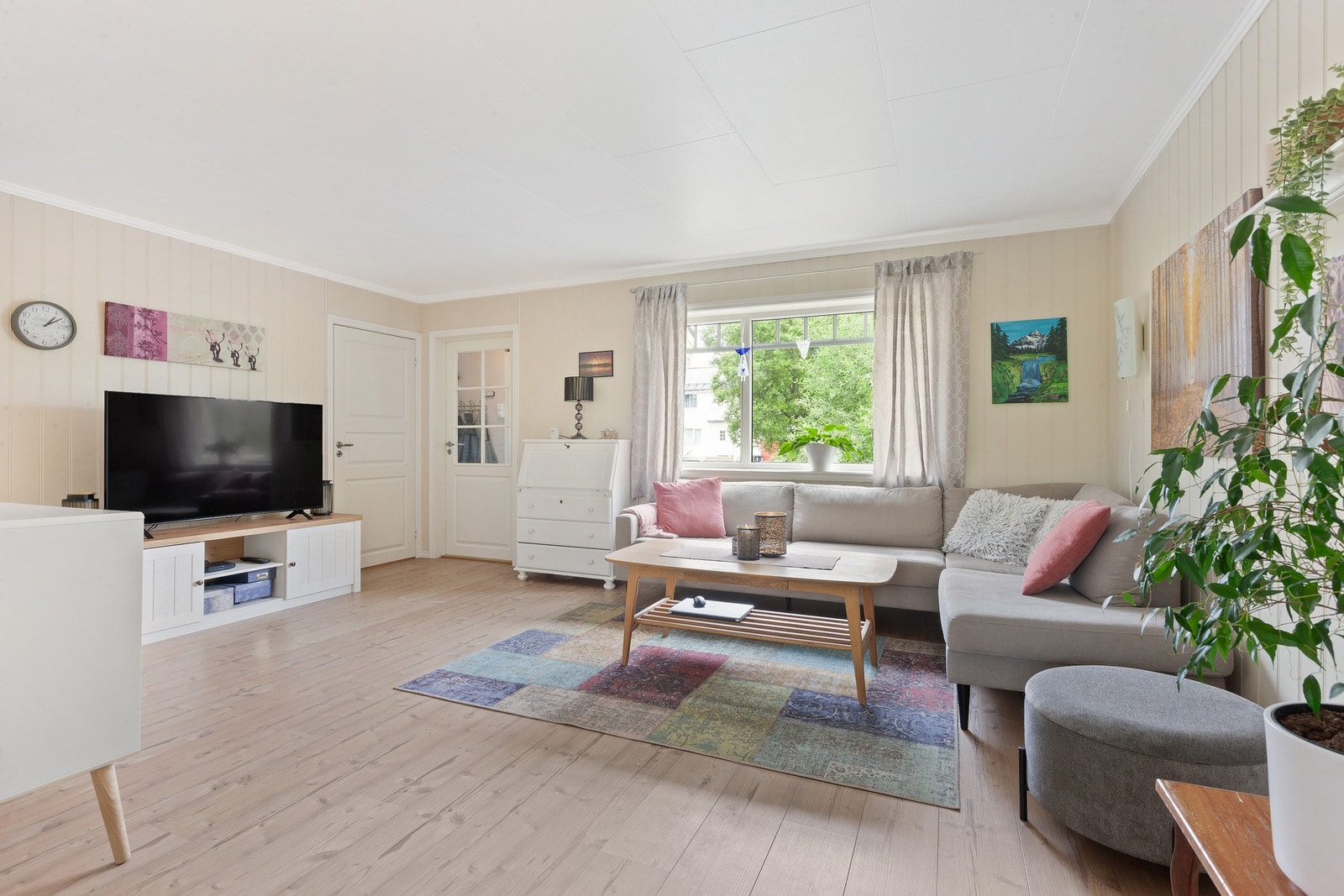 Store vindusflater gir boligen godt med naturlig lys Galleribilde