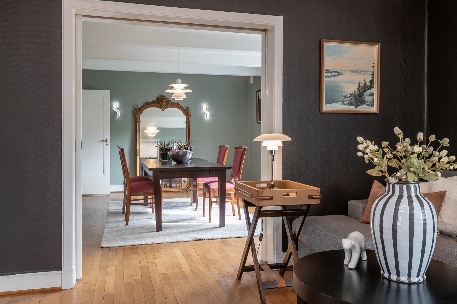 Boligen har hele 3 stuer i 1. etasje Galleribilde