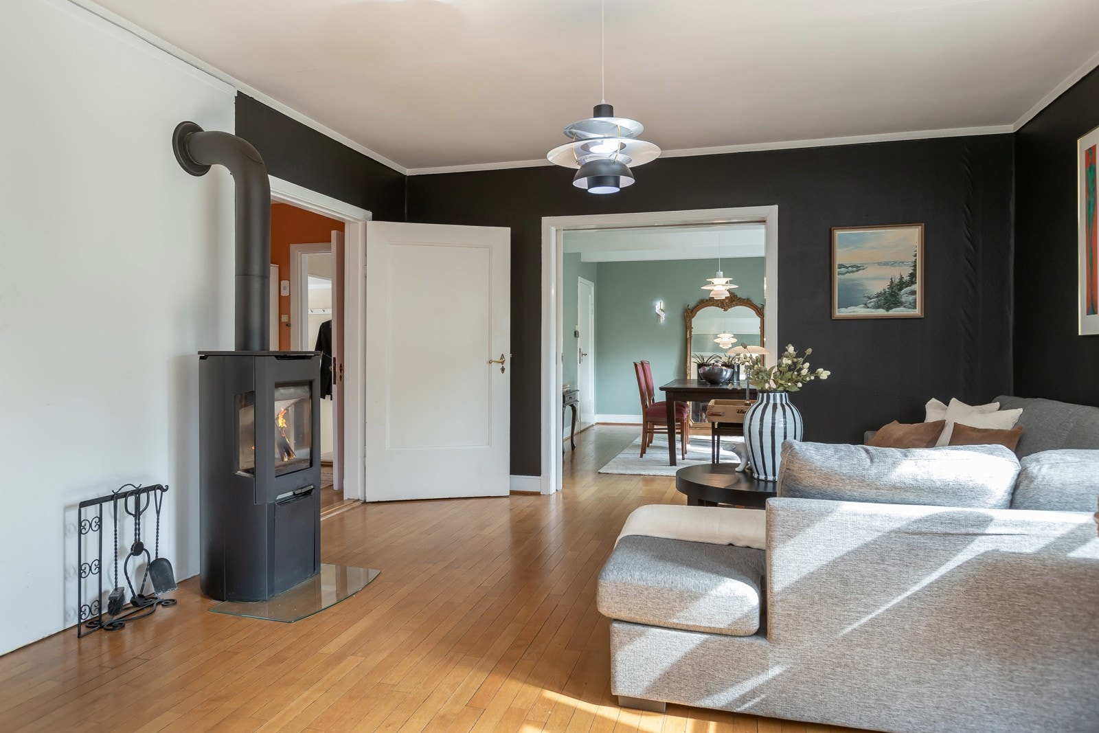 Det er både vedovn og peis. Disse bør ifølge selger ikke brukes samtidig. Galleribilde