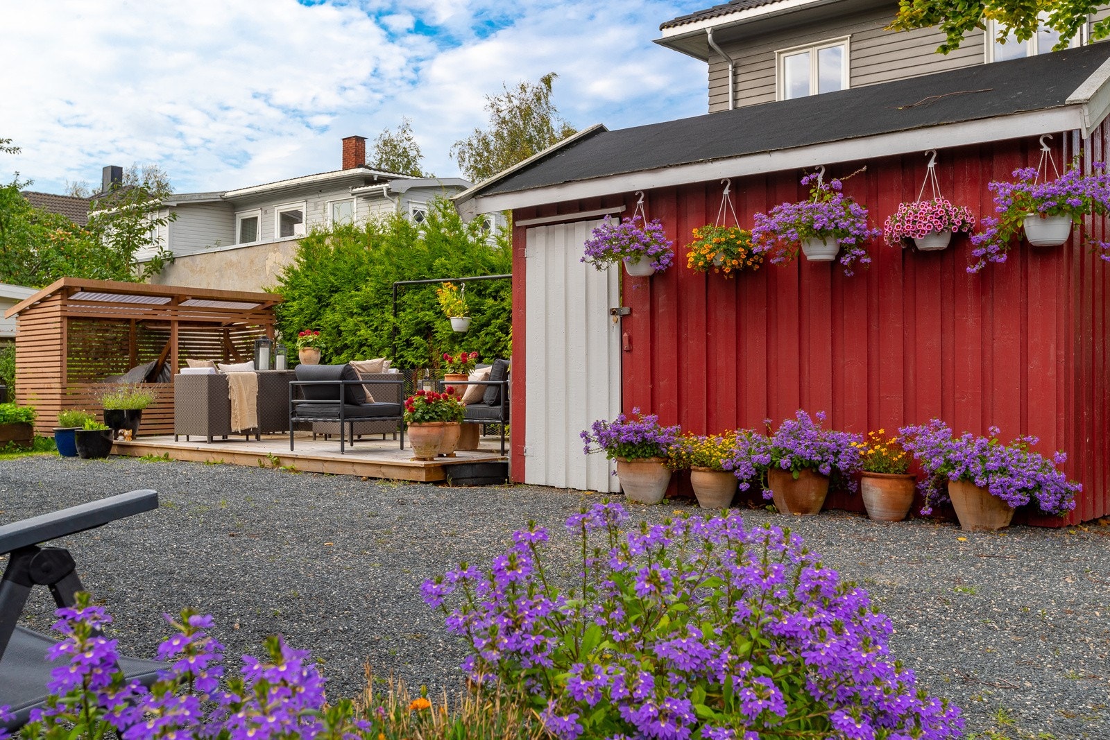 Hyggelig, solrik hage med ulike soner Galleribilde