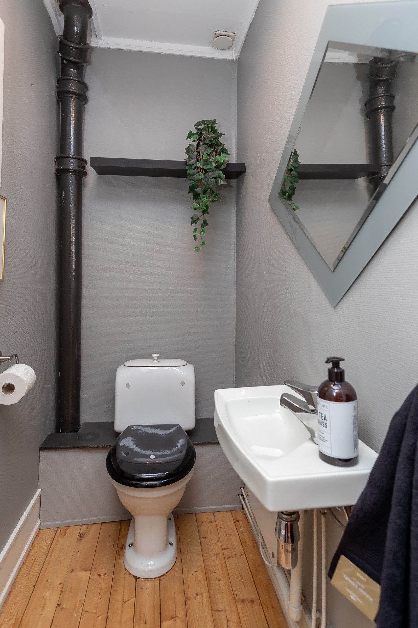 Separat WC. Ved oppgradering kan man slå det sammen med badet, og utvide det med gangen! Galleribilde