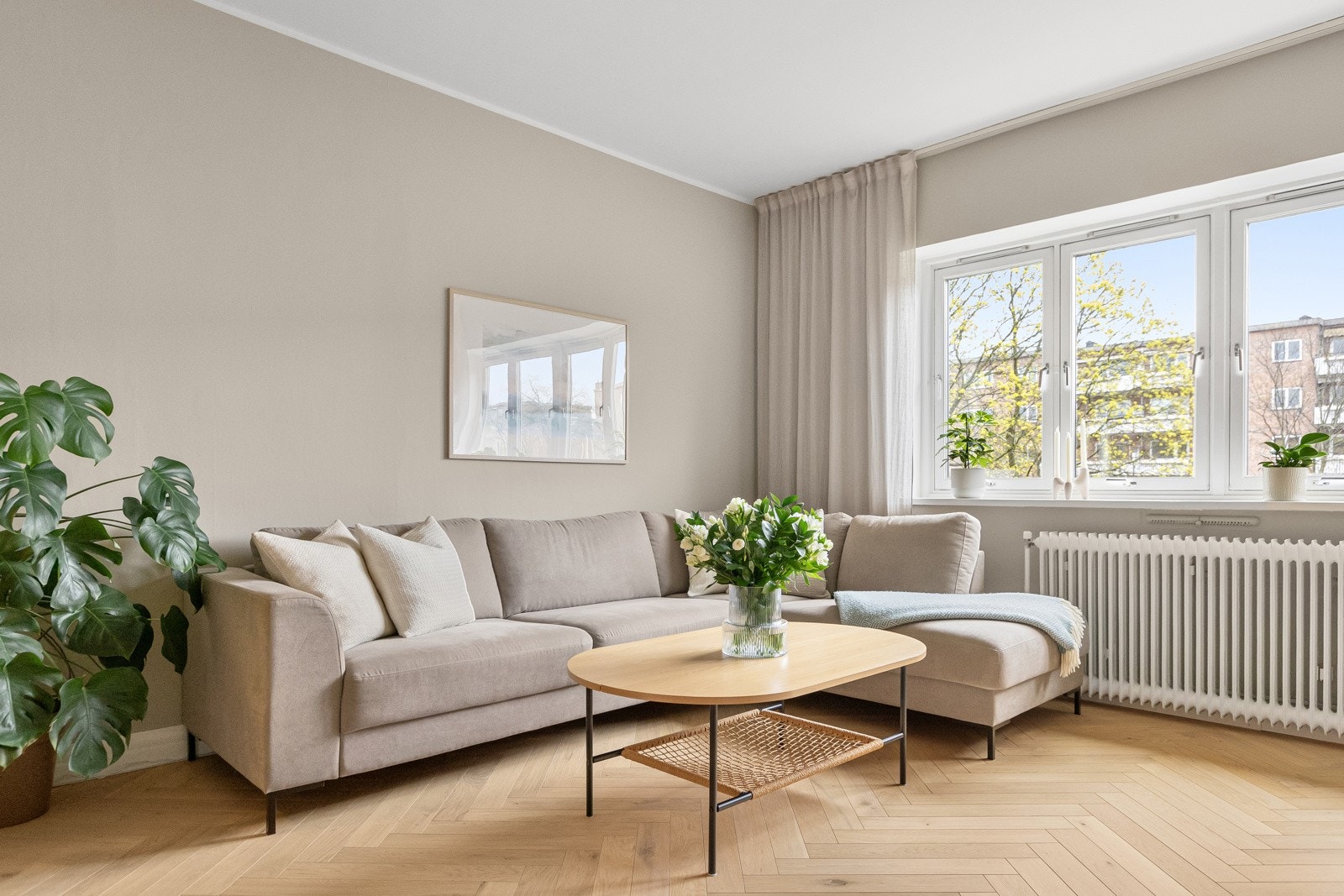 Oppvarming via radiator på vegg som er inkludert i felleskostnadene. Galleribilde