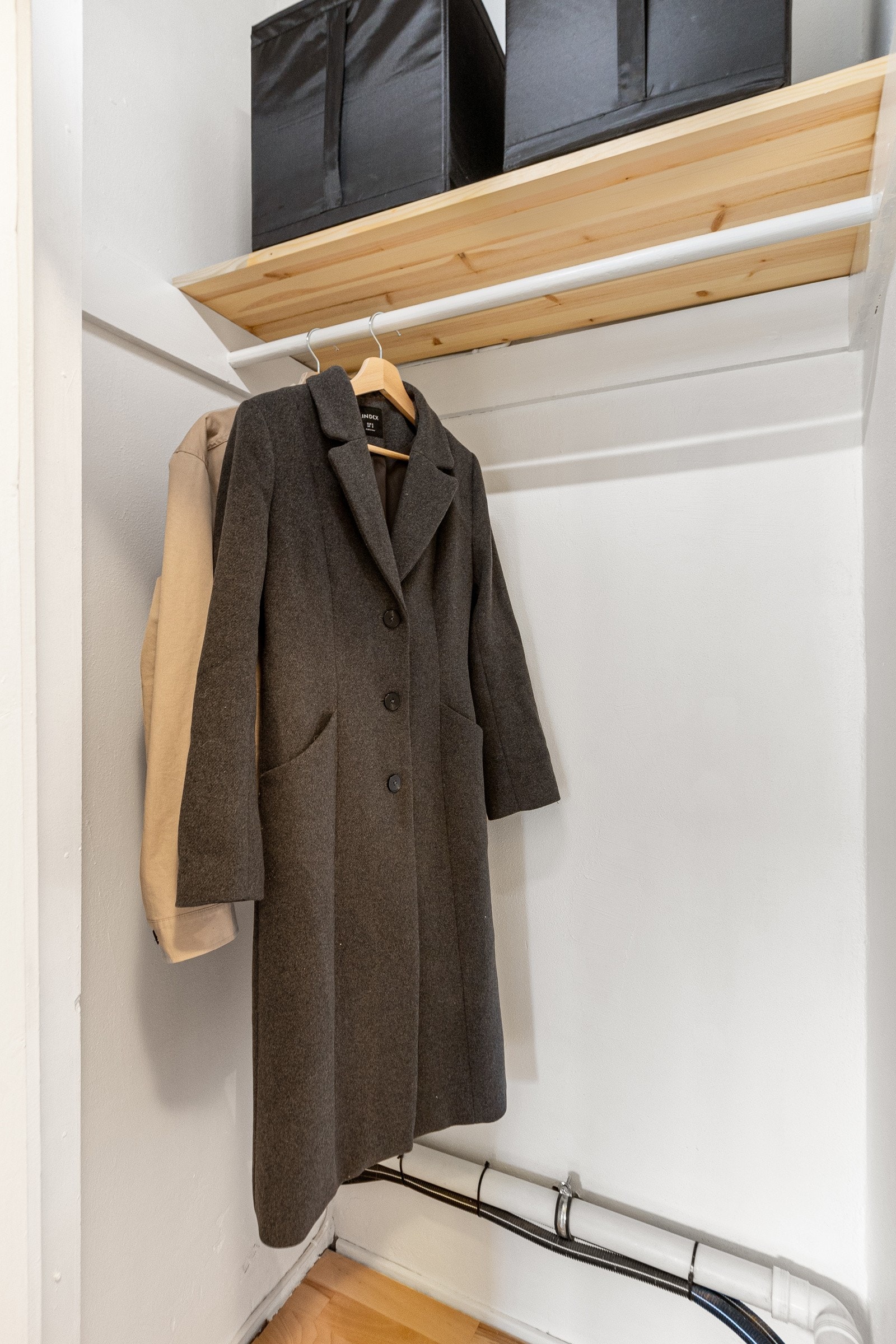 Kottet er innredet med både heng og hylleløsninger for optimal oppbevaring. Galleribilde