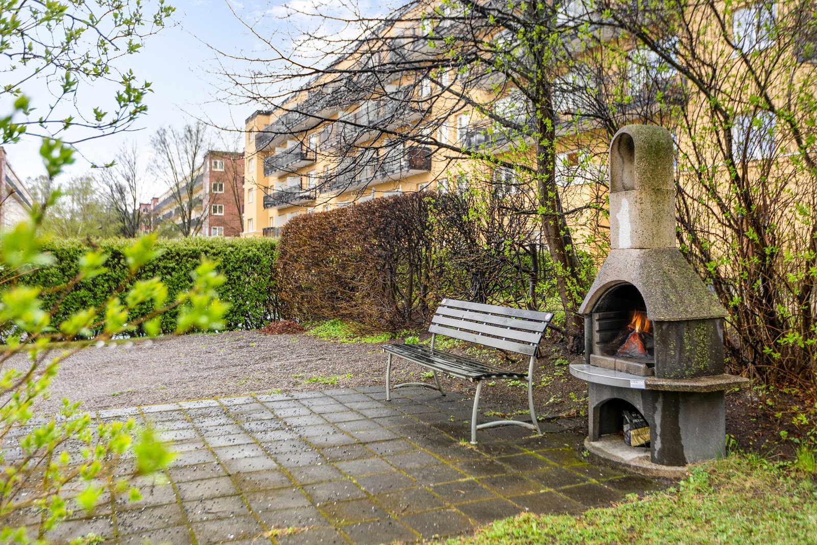 Bakgården i borettslaget tilbyr flere sittegrupper og grill. Galleribilde
